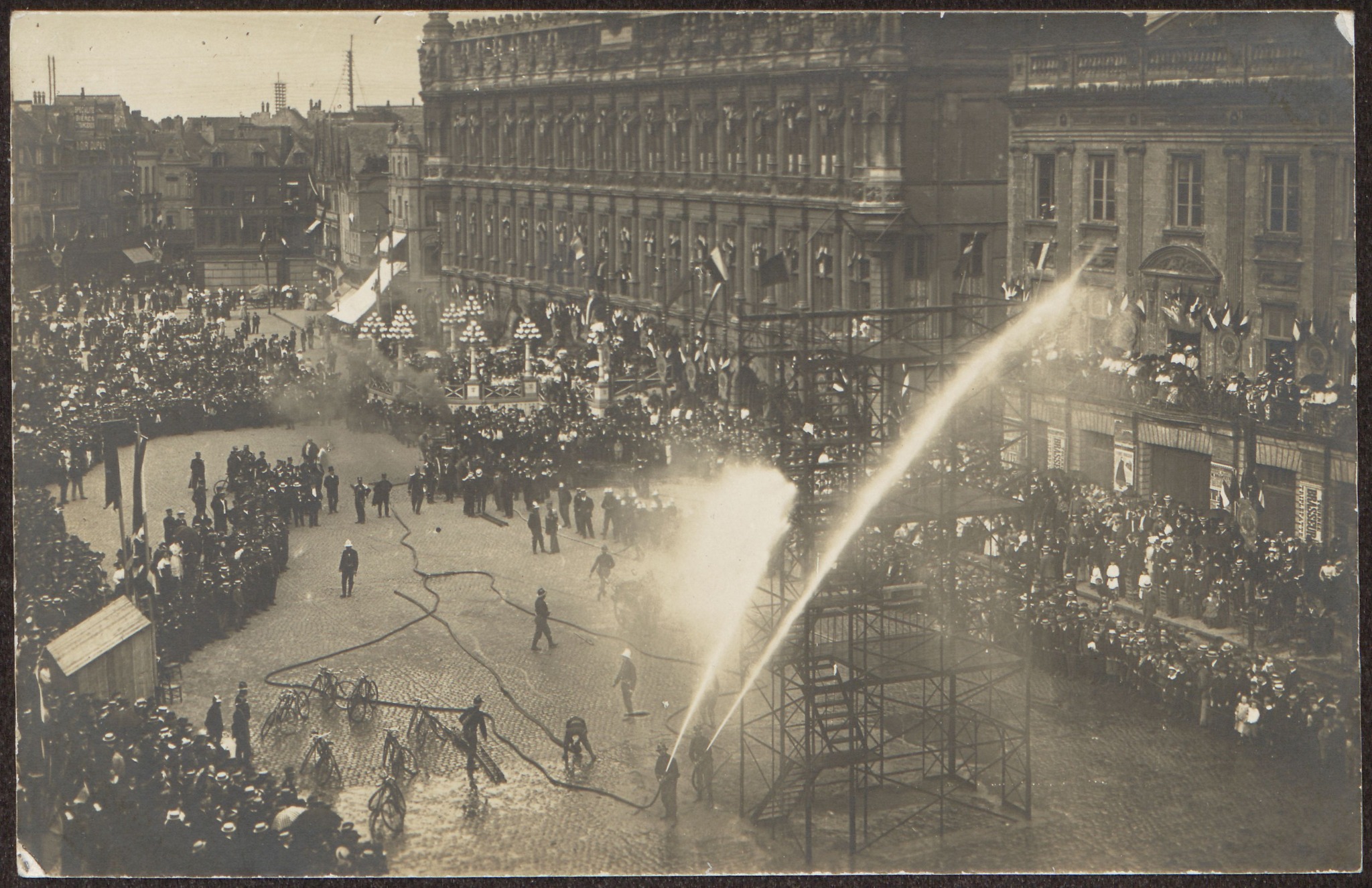 [Le mardi c’est Archive!]
Grandes manœuvres dans pompiers de Valenciennes sur la place d’Armes les 9 et 10 juin 1907.
#valenciennes #valenciennesmetropole #archives #culture #histoire #lemardicarchive