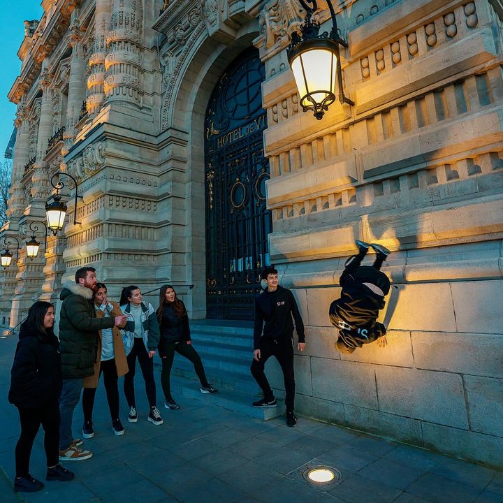 [🌙NUIT DES MUSEES🌙] Pour cette édition de la Nuit des Musées, le Musée des Beaux-Arts de Valenciennes accueille Parkour59 – U.M Team pour une découverte acrobatique du Musée 🤸
▶️ L’occasion de se programmer une soirée croisée entre Le Phénix scène nationale Valenciennes pôle européen de création et le Musée des Beaux-Arts de Valenciennes pour (re)découvrir le travail de la circassienne Raphaëlle Boitel, qui a elle-même déjà travaillé avec les traceurs de Parkour 59… Une soirée la tête à l’envers ! 🙃
ℹ️ Tarif préférentiel : 15€ au lieu de 25€ avec le code « Nuitsdesmusées »  auprès de la billetterie du Phénix : 03 27 32 32 32 
📅 Nuit des Musées – 13 mai, 16h-22h – Gratuit, sans réservation – Abords du Musée
📅 Le Cycle de l’Absurde, Raphaëlle Boitel / Cie L’Oublié(e) – 13 mai, 18h – Phénix
+ d’infos :
👉 Sur l’événement : https://fb.me/e/2NJF8egFm
👉 https://www.lephenix.fr/projects/le-cycle-de-labsurde-22-23/