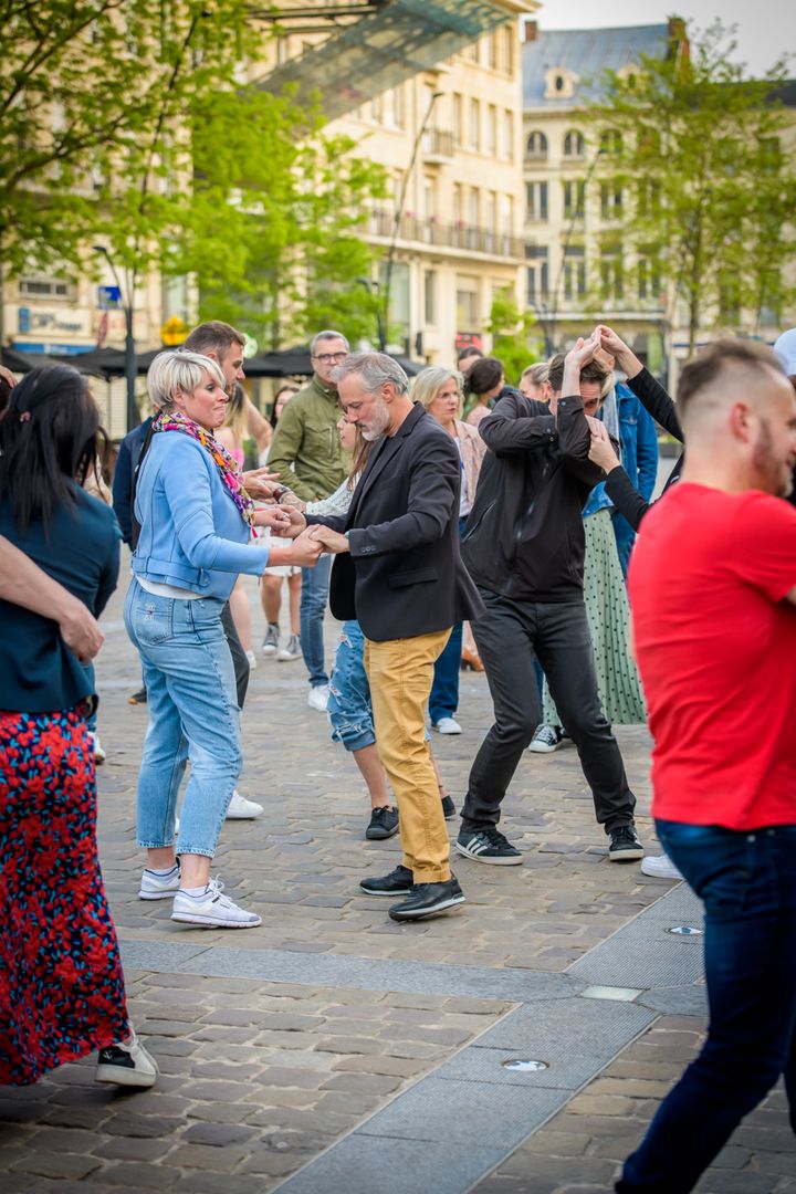 [RETOUR EN IMAGES💃🕺] Vous étiez nombreux hier soir pour la 1ère édition de « Passion Danse » 🤩! Le soleil 🌞était présent, vos sourires, votre joie. Le combo idéal pour profiter et partager ensemble😉 MERCI
▶️Nous vous donnons RDV pour la prochaine édition 💃🕺, le samedi 3 juin, toujours sur la place d’Armes à partir de 19h ! On vous attend nombreux🥰
ℹ️ Retrouvez ici les RDV « La place d’Armes et à vous » 👉https://www.valenciennes.fr/agenda/la-place-darmes-soffre-a-vous/