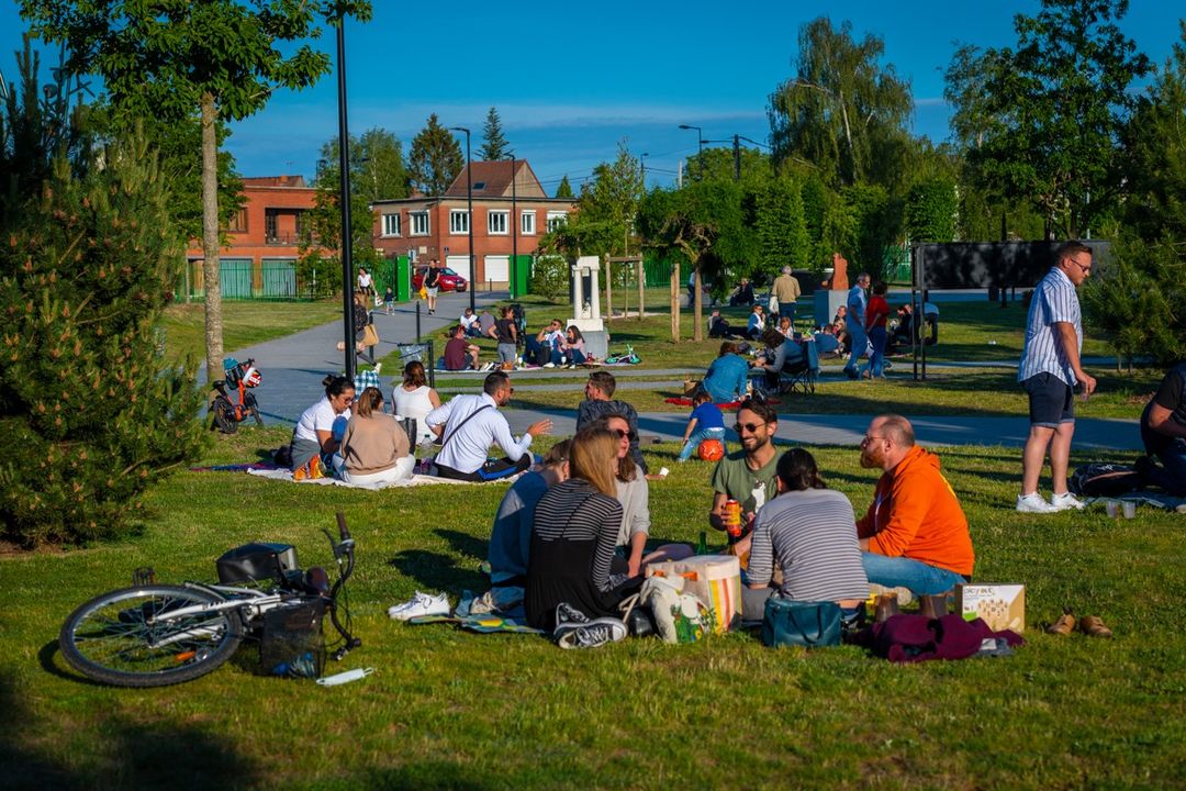 [JEUDI PICNIC PARTY🌼] On y est🤩🤩 RDV à 19h parc des prix de Rome, pour partager un moment convivial en famille, entre amis. 
Et ne manquez pas à 21H30, le ciné-spectacle de la Cie Annibal et ses Éléphants.
😉🥙🥪 A Valenciennes le jeudi c’est pique-nique 😉🥙🥪
