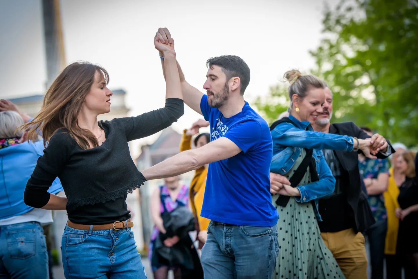 [La place d’Armes est à vous !]
Caliente !!! 💃

Vous avez été nombreux, hier sur la place d’Armes, à venir vous déhancher au rythme de la salsa, du bachata ou encore du kizomba.
Merci à l’association MC Latino.

Et rendez-vous pour une prochaine édition le samedi 3 juin à partir de 19h sur la place d’Armes !! 🤩😉

#danseslatines #salsa #kizomba #bachata #valenciennes_maville #valenciennesmetropole #valenciennestourismeetcongres #placedarmes #caliente🔥 #centreville