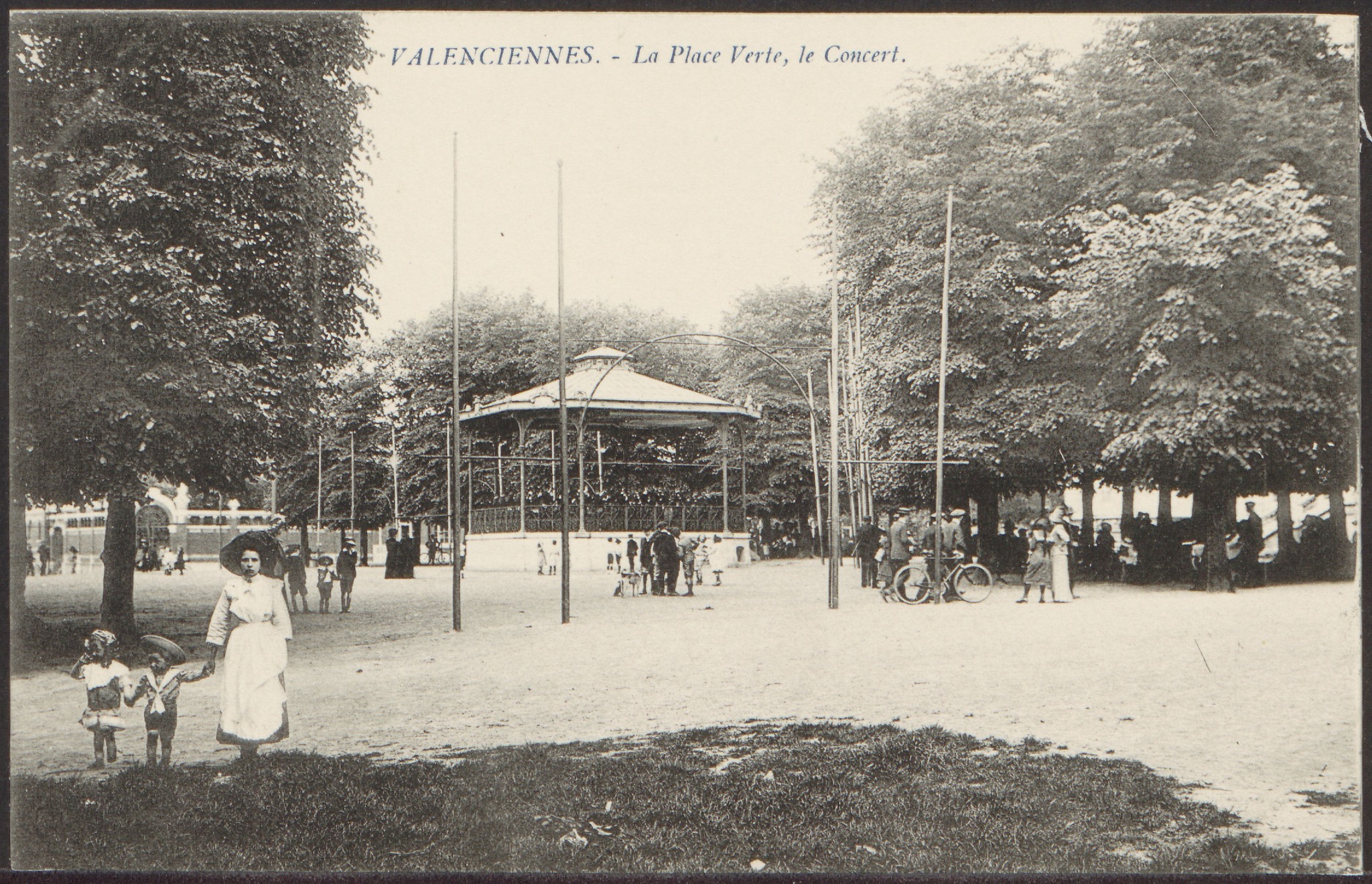 [Le mardi c’est Archive !] 
Petit concert dominicale sur le kiosque de la place Verte, vers 1910.

#valenciennes #valenciennesmetropole #archives #culture #histoire #lemardicarchive