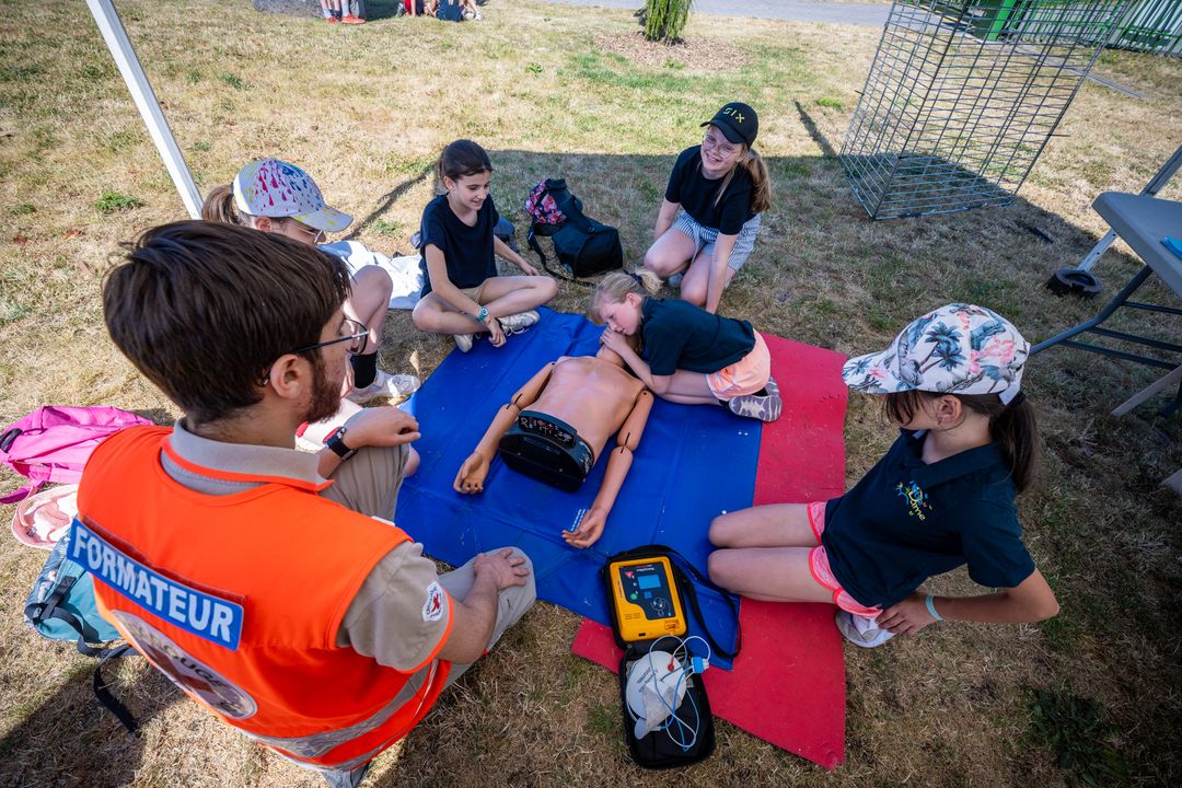 [RETOUR EN IMAGES] Sur deux événements à destination des écoles qui se sont déroulés hier : 
▶️ le rallye citoyen, jardin Jacques Chirac, parc des prix de Rome avec 170 élèves de la Ville qui ont eu l’occasion de découvrir les droits et devoirs de chaque citoyen ;
▶️ le tournoi d’échecs à l’Hôtel de Ville 
Bravo à tous👍
+ d’infos 👇