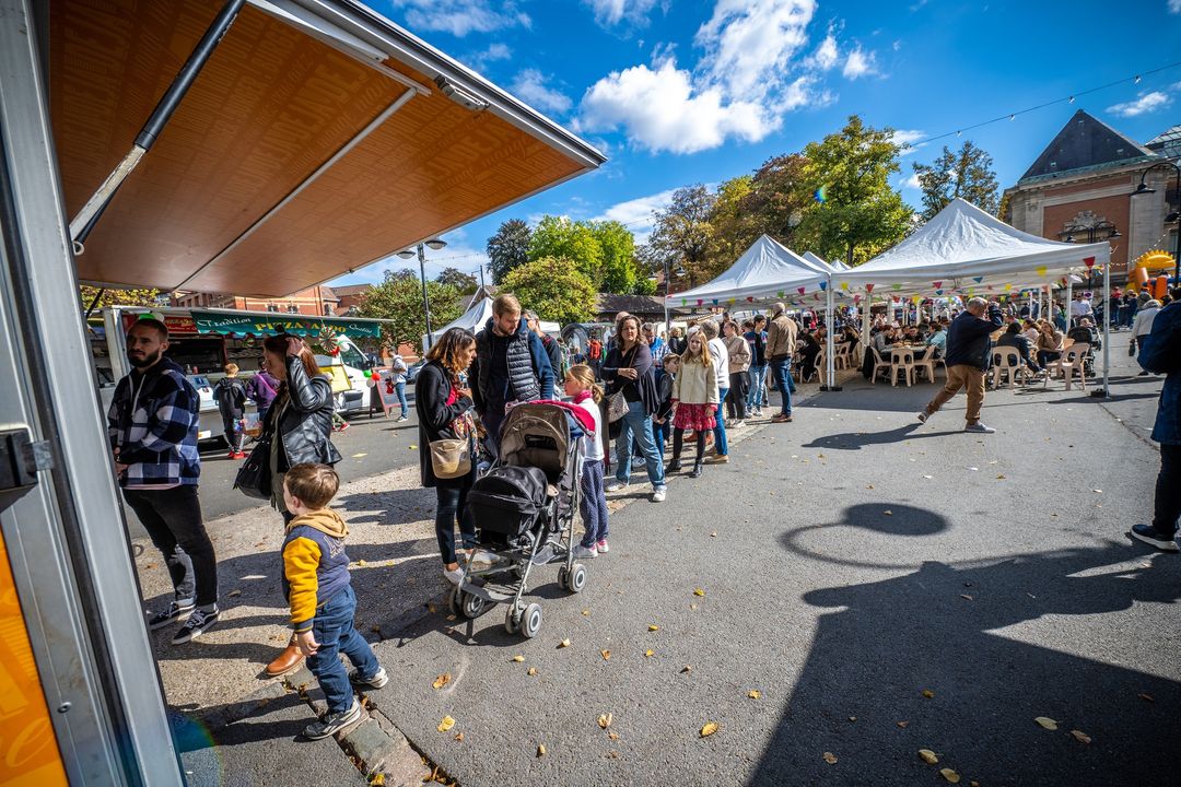 [Valenciennes Street Food Festival] RDV au kiosque du Musée des Beaux-Arts de Valenciennes pour la 2ème édition du « Valenciennes Street Food Festival » qui se déroulera du samedi 24 juin de 18h à 23h au dimanche 25 juin de 11h à 22h. 
▶️ Tout au long de ces 2 jours, l’équipe du Valenciennes Street Food Festival vous propose différentes animations telles que :
👉Une Animation Brésil avec des percussionnistes de Batucada
👉Des masseurs de chez Nomad’s Massage pour se détendre après un bon repas.
👉 »Passion danse Valenciennes » by MC Latino vous proposera une initiation de danses latines : Bachata, Salsa, Merengue le dimanche soir.
👉Des ateliers manuels pour fabriquer vos éventails en forme de glace, ou de fruit. Vous pourrez également faire de superbes lanternes personnalisées ! et bien d’autres surprises pour passer un bon week-end !
ℹ️ 
▶️ lien vers l’événement : https://fb.me/e/ZZux156r