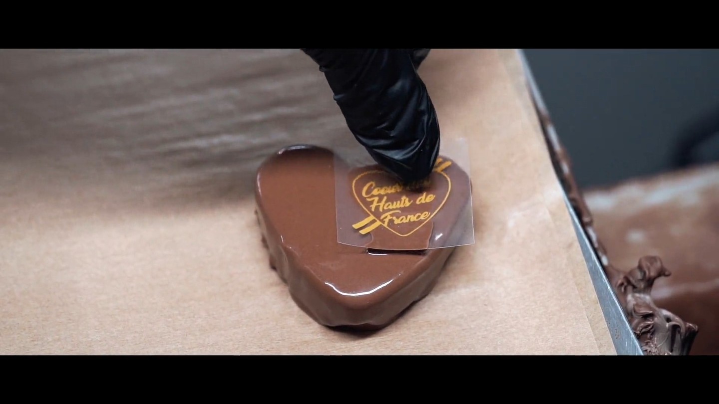 Valenciennes, une ville qui fait battre les ❤️

Ce film, présenté lors de l’ouverture des Assises Nationales du Centre Ville, met en lumière toute la beauté de notre ville et les personnes formidables qui l’animent chaque jour. Une création remarquable et touchante qui révèle la métamorphose de notre ville au fil des décennies. 

Un grand bravo à Léa et Sarah Blin, les talentueuses réalisatrices de ce film – une création authentique « made in » #Valenciennes. 
Félicitations @les.itinerantes, à Emilie Clément et le service communication de @valenciennesmetropole