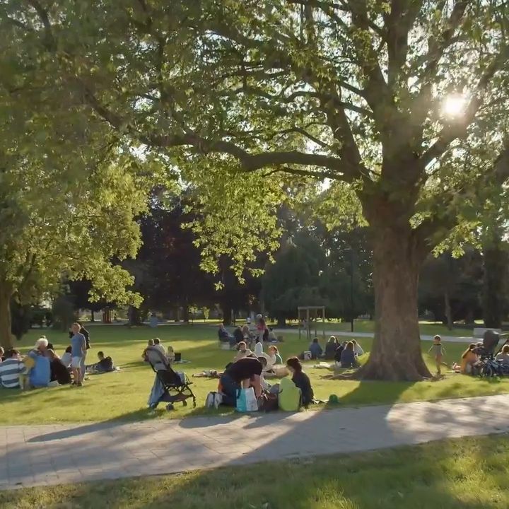[JEUDI PICNIC PARTY🌞🥖🧀] En pensant aux jeudis picnic party🤩, on pense avant tout à la convivialité et au plaisir de vivre de beaux moments autour d’un repas que l’on prend plaisir à partager. Voilà ce qui fait d’un tel repas pris en extérieur, un moment chaleureux et que l’on souhaitera revivre chaque jeudi ! 
ℹ️RDV ce soir de 19h à 22h, parc des prix de Rome 😉