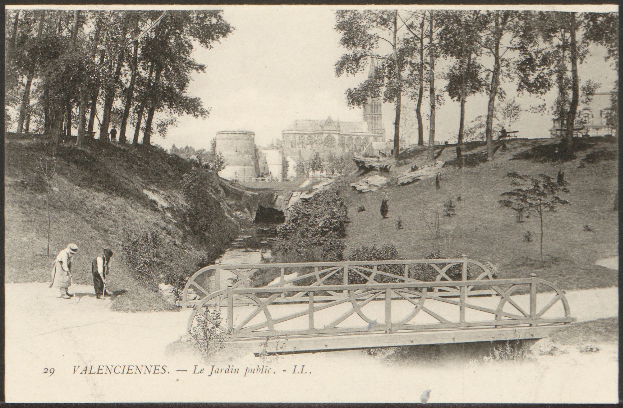 [Le mardi c’est Archive!]
Les jardiniers s’activent au parc de la Rhonelle pour préparer une petite visite estivale.

#valenciennes #valenciennesmetropole #archives #culture #histoire #lemardicarchive