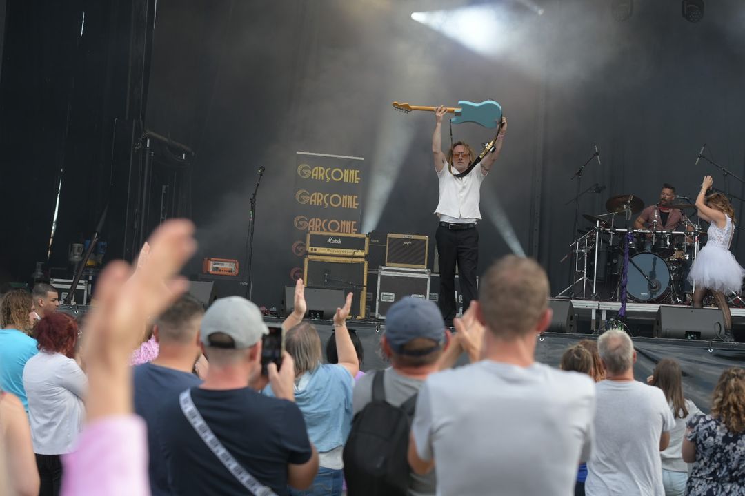Les artistes s’enchaînent et l’ambiance monte à #valenciennes ! On vous attend pour poursuivre ce 14juillet version festival :

Ça continue avec The mad jackets puis à 21h With U2 Day 🎸 🤘 
 23h pour le traditionnel feu d’artifice 🎆 
Et nous poursuivrons la fête ensuite avec DJ MKii 🪩⚡️