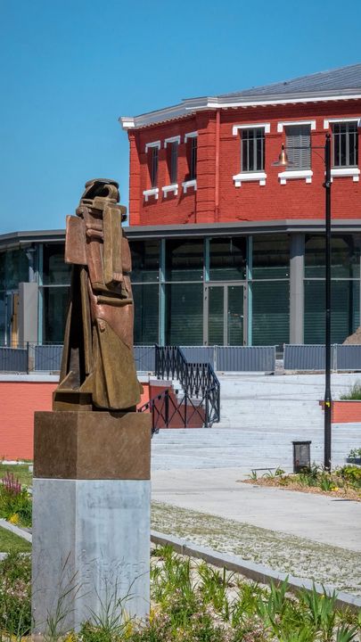 [BALADE] La Coulée Verte relie l’hyper centre à des lieux emblématiques comme Place-Ô-Marché Valenciennes, Le Phénix scène nationale Valenciennes pôle européen de création ou encore l’université. Elle offre une balade paisible, agréable, et vous permet de découvrir “le messager” de gertrude Schoen 😉👇