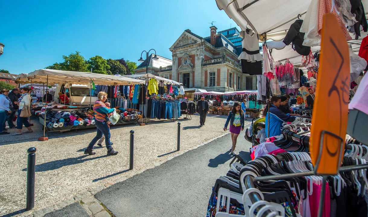 [INFO] En raison des animations gratuites « ⛱Les Estivales⛱ » organisées par la ville, le marché bihebdomadaire🍓🫒 qui se tient habituellement sur la place d’Armes et la place du Commerce, sera transféré Square Gosset, les mercredis 2 août, 9 août et 16 août
👉Le marché sera de retour place d’Armes à compter du mercredi 23 août 2023.