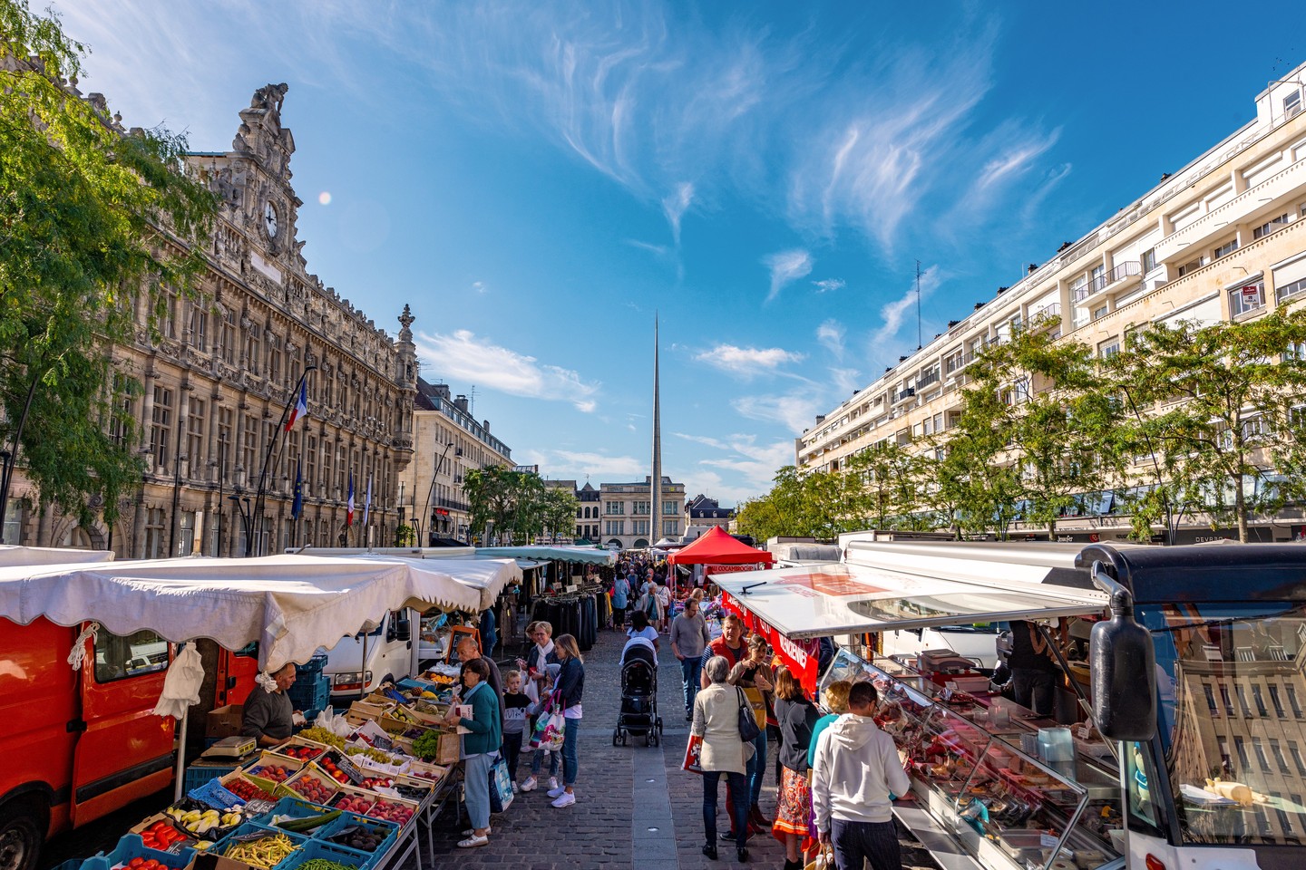 Le marché de plein air est de retour sur la place d’Armes dès ce matin 🍗🍓🌼🌞

Le marché bihebdomadaire de détail se tient
– le mercredi de 7h30 à 12h30 (jours fériés compris) sur la place d’Armes et sur la place du Commerce
– le samedi de 7h30 à 12h30 (jours fériés compris) dans les jardins du musée des Beaux-Arts (place Verte)

Les jours de marché, le stationnement est gratuit le mercredi sur le parking du musée et le samedi sur les boulevards Watteau et Pater.
Une navette gratuite peut vous emmener jusqu’au centre-ville

#marché #marchedepleinair #valenciennes #fruitsetlegumesdesaison