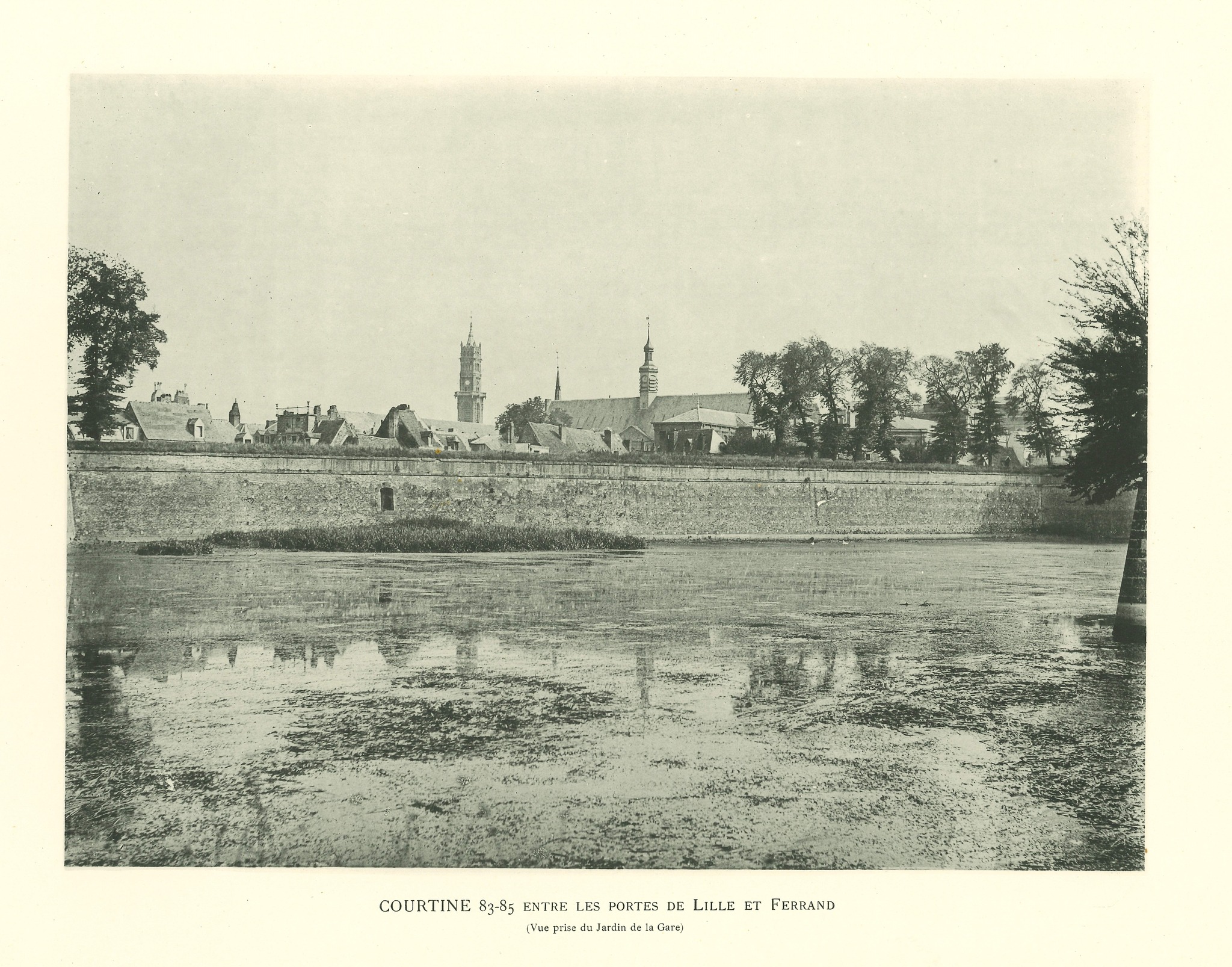 [Le mardi c’est Archive!]

En août et en septembre, en attendant les journées du Patrimoine, les Archives vous proposent de découvrir les anciennes fortifications, détruites en 1891-1893. 
La courtine entre les portes de Lille et Ferrand (boulevard Froissart)

#valenciennes #valenciennesmetropole #archives #culture #histoire #lemardicarchive #patrimoine #patrimoineculturel