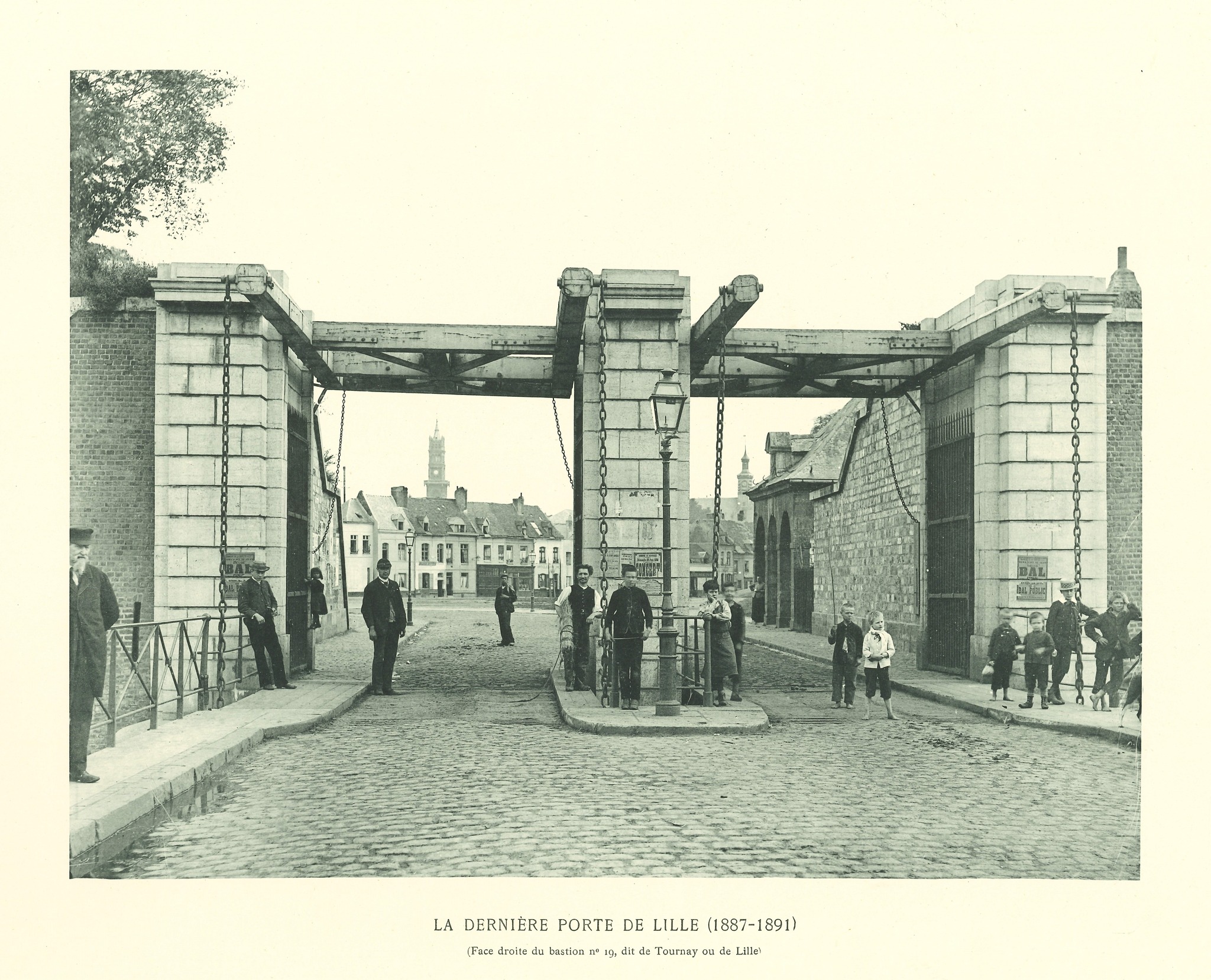 [Le mardi c’est Archive!]

La porte de Lille (place de la République)

#valenciennes #valenciennesmetropole #archives #culture #histoire #lemardicarchive #patrimoine #patrimoineculturel