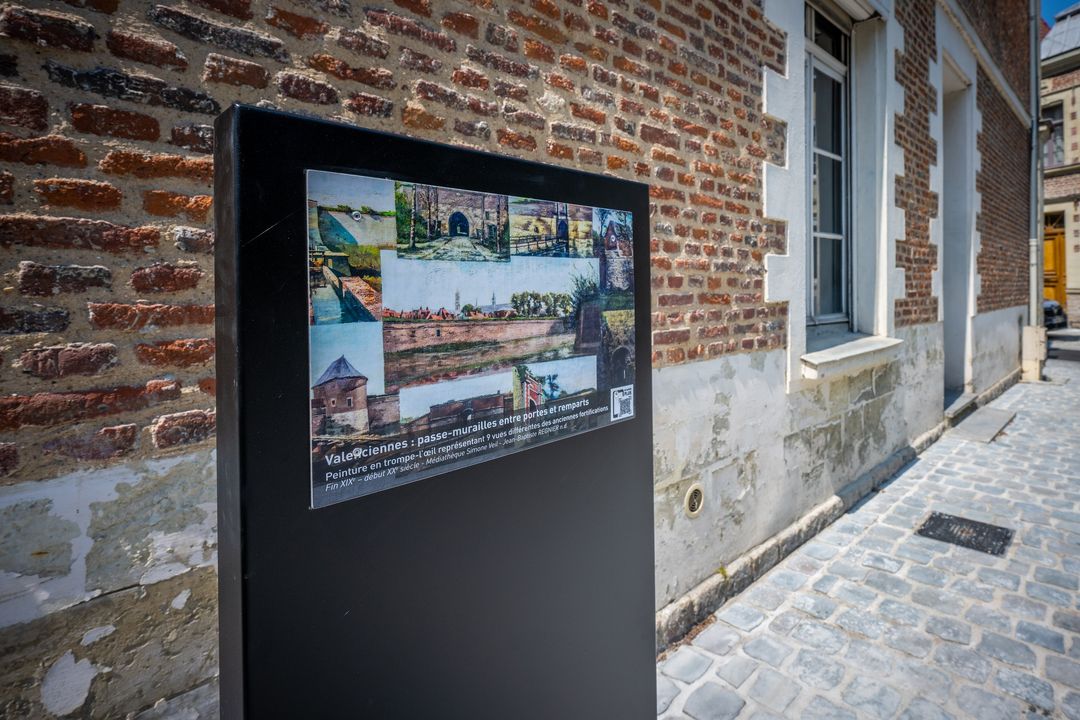 [PARCOURS D’HISTOIRE] A l’angle des rues petit Fossart et Gustave Crauk, à l’entrée de l’enclos du Béguinage, devant la basilique ou encore rue Abel Pujol… au total, 8 totems d’informations se dressent dans le Vieux-Valenciennes, et invitent à se plonger dans le passé Valenciennois et à découvrir de nombreuses petites histoires. Celles des artistes, des métiers ou encore des lieux du quotidien de nos ancêtres. 
ℹ️ Un QR code figure sur chacun des mobiliers, proposant si on le souhaite d’en découvrir davantage avec 2 discours enrichis, l’un pour les adultes et l’autre pour les enfants.
😉Belle découverte à tous !
