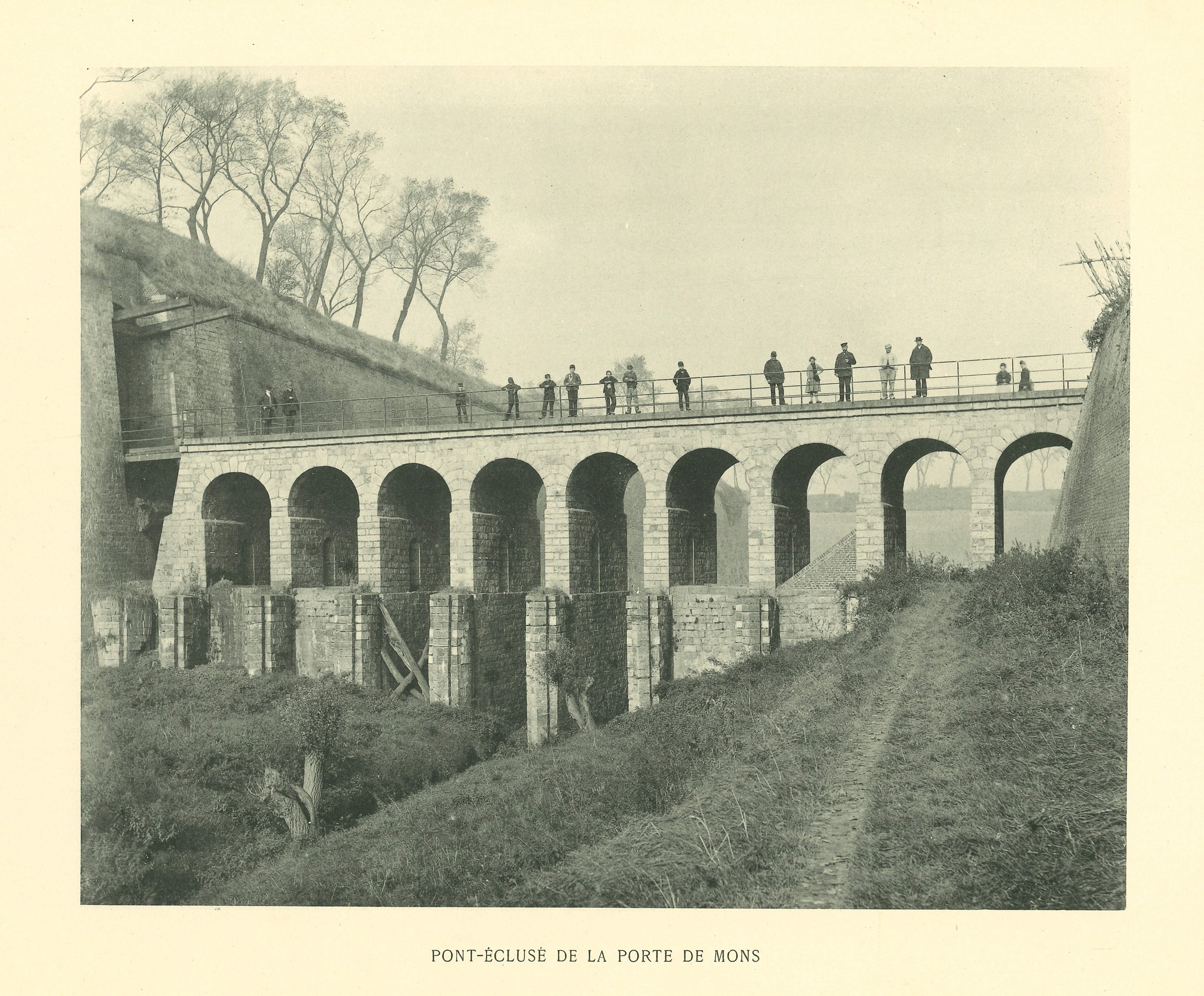 [Le mardi c’est Archive!]

Le pont-écluse de la porte de Mons (rond-point devant le square du rieur)

#valenciennes #valenciennesmetropole #archives #culture #histoire #lemardicarchive #patrimoine #patrimoineculturel #photoarchive