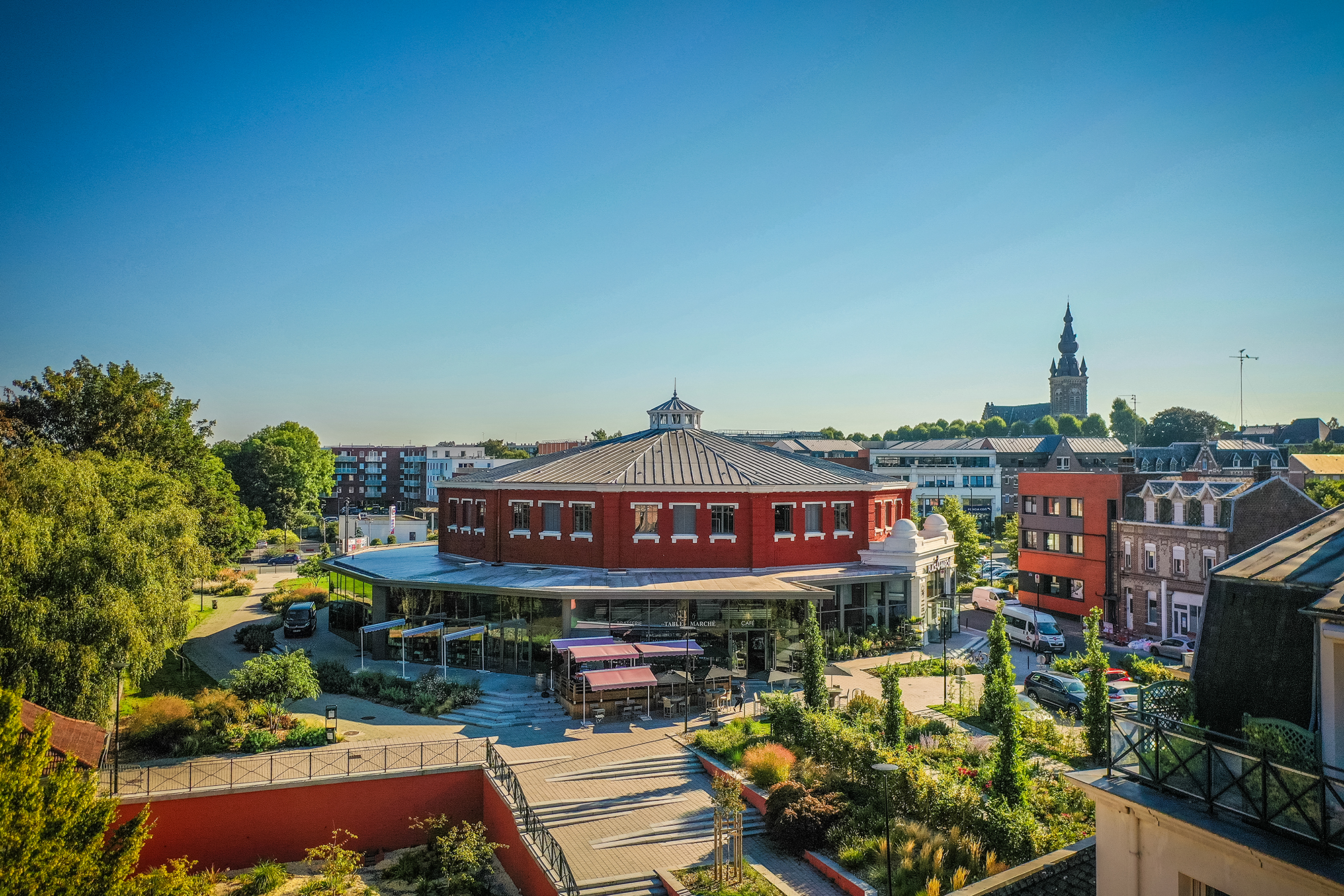 Place-Ô-Marché, cet édifice à l’architecture particulière regroupe des artisans locaux….Venez goûter à leur savoir-faire !! 

#valenciennes #valenciennes_maville #valenciennesmetropole #centreville #valenciennestourismeetcongres #igersvalenciennes #nord #hautsdefrance #nordmylove #nordtourisme #hdf_en_photos #departement59 #nordpasdecalais #marché #marchécouvert #artisanslocaux #touslesvalenciennoisici