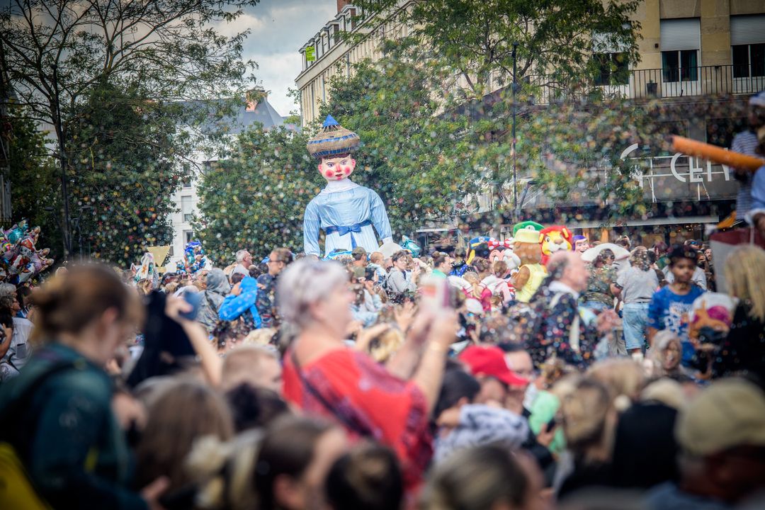 Retour en images sur la grande finale des Folies de Binbin ! Trois jours de célébration, couronnés par la traditionnelle parade. Des milliers de personnes réunies tout au long du parcours pour une après-midi de couleurs, de danses et de chants qui a enchanté les plus petits et les plus grands… Et que dire de l’arrivée de Binbin accompagné de ses binbinos !!! Merci à l’association Val en liesse, son président Pascal Durieux, à Michael Martinez ainsi qu’aux services de la Ville de Valenciennes et de Valenciennes Métropole pour cette belle réussite. Bravo aux différents bands, artistes, porteurs et bénévoles, sans oublier tous ceux qui ont œuvré en coulisses pour faire de cette fête populaire un moment inoubliable. Ce fut une joie de vous retrouver et de partager ensemble ces moments !!!