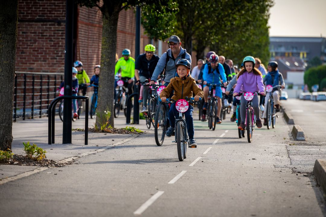 [#vélotour2023] A tous ceux qui prennent le départ du Vélotour dimanche.
▶️ N’OUBLIEZ PAS DE…
👉 Venir déguisés !
👉 Consulter la météo pour prévoir une tenue adaptée.
👉 Apporter un cadenas vélo pour ne pas laisser votre vélo seul sur les points de rassemblement.
👉 Accrocher la plaque de cadre sur votre vélo pour pouvoir accéder aux lieux.
ℹ️ Toutes les infos pratiques (retrait des packs, lieu de RDV, horaires, ravitaillement,… c’est ici 👉https://velotour.fr/valenciennes/ 
BON 🚴‍♀️🚴TOUR 😉