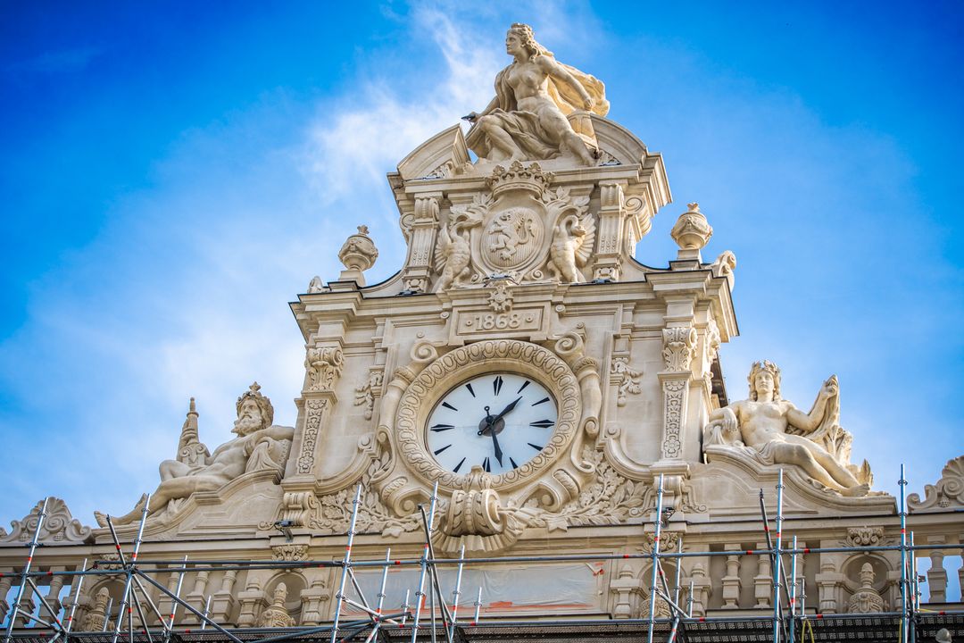 Après 19 mois de travaux, la façade de l’Hôtel de Ville, que vous attendiez tous avec impatience, est prête à être dévoilée… Venez donc célébrer cette transformation avec des animations exceptionnelles les vendredi 17 et samedi 18 novembre sur la Place d’Armes.
+ d’infos 👇