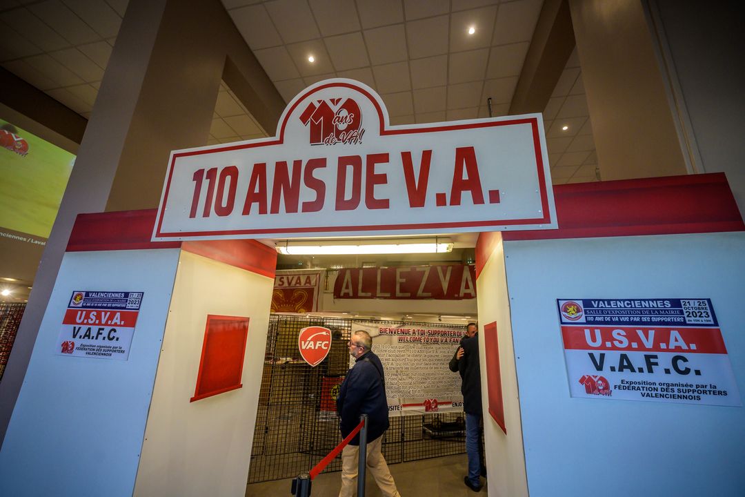 [⚽EXPO❤️🤍] 2 RDV pour célébrer les 110 ans d’histoire du VAFC – Valenciennes Football Club.
⚽ dans le hall de l’hôtel de Ville, découvrez une magnifique exposition au RDV souvenirs et émotions 
⚽ à la Maison des associations Valenciennes venez découvrir l’expo toute cette semaine  » Les Vieux du stade » : portraits de fidèles supporters de VA