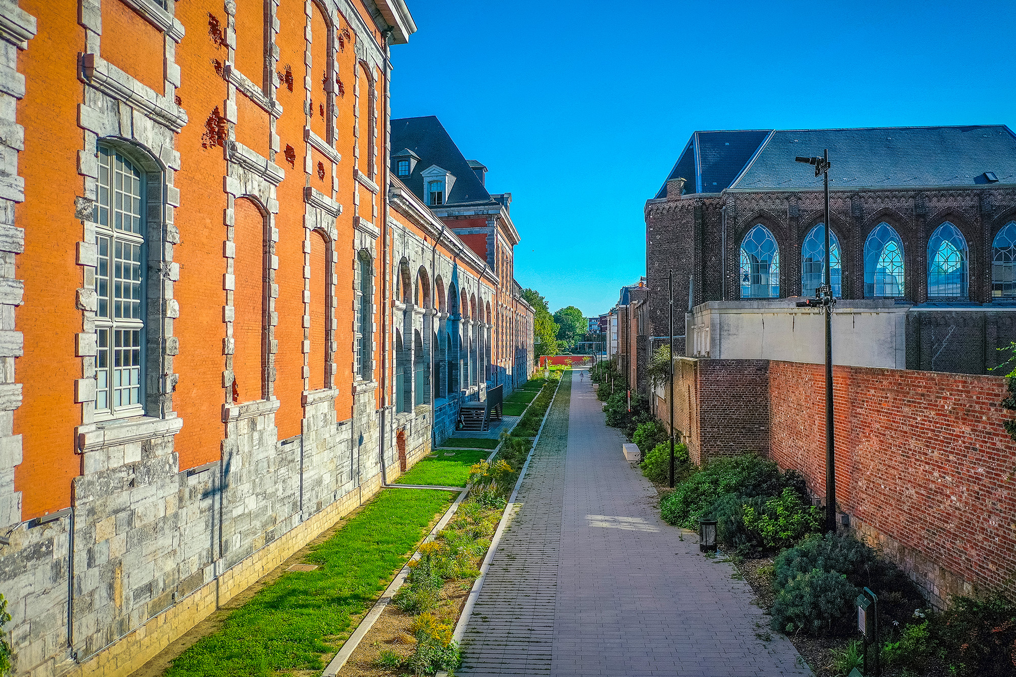 La Coulée Verte relie l’hyper centre à des lieux emblématiques comme Place-Ô-Marché Valenciennes, Le Phénix scène nationale Valenciennes pôle européen de création ou encore l’université. Elle offre une balade paisible et agréable.

#valenciennes #valenciennes_maville #valenciennesmetropole #centreville #valenciennestourismeetcongres #igersvalenciennes #nord #hautsdefrance #cielbleu #nordmylove #nordtourisme #hdf_en_photos #departement59 #nordpasdecalais #couleeverte #touslesvalenciennoisici #tlvi