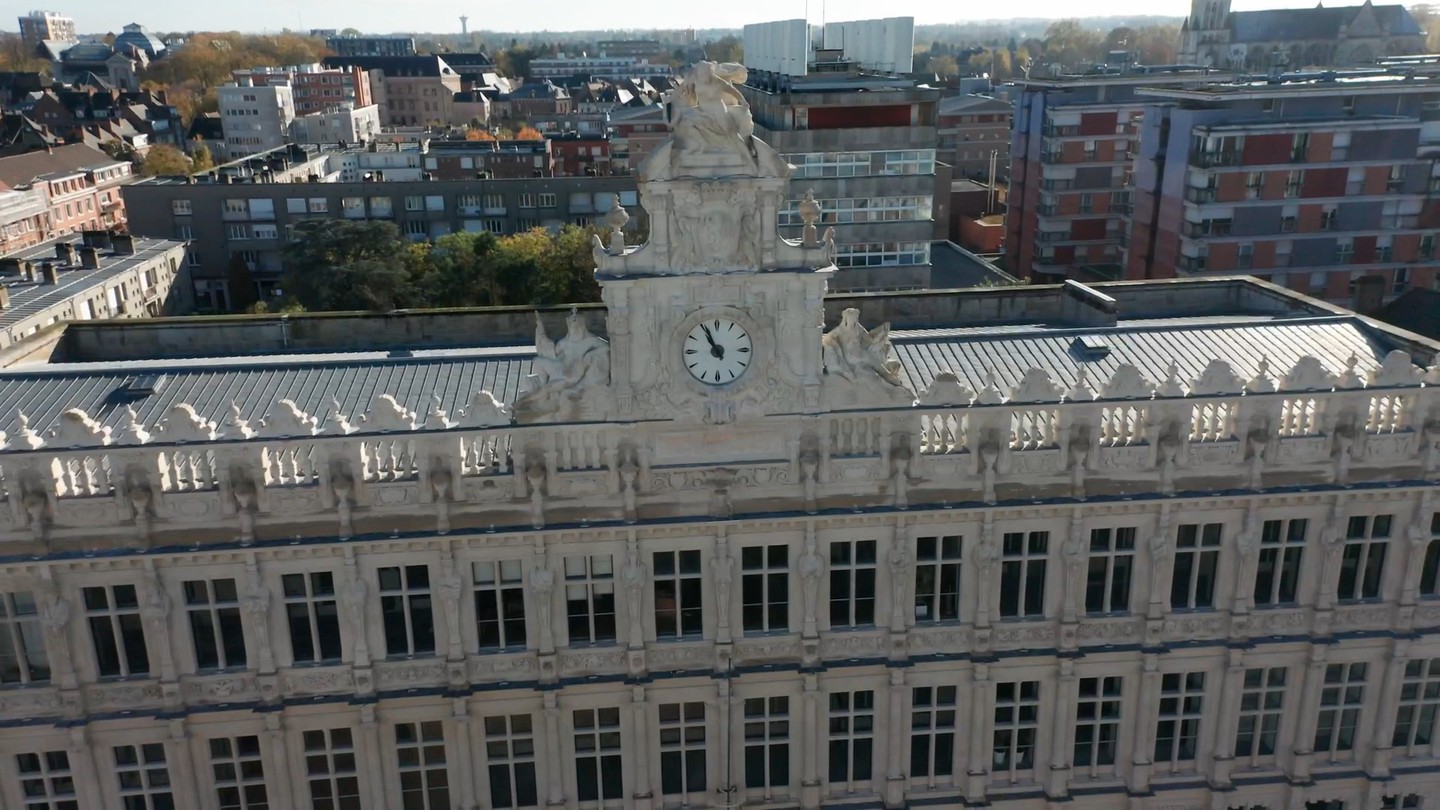Après 19 mois de travaux, ce soir nous célébrons la magnifique rénovation de la façade de l’Hôtel de Ville.😍
Préparez-vous à deux jours mémorables !
Retrouvez toutes les infos dans l’agenda de notre site www.valenciennes.fr