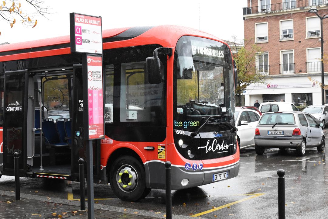 [INFO] Et de 3 ! Depuis hier, Le Cordon ne compte plus 1, ni 2, mais bien 3 navettes de centre-ville.
🤩🚌 Transvilles a mis en place la navette C3🚌🤩
👉Une navette électrique et gratuite qui vous permettra de rejoindre le Centre aquatique Nungesser, le quartier Nungesser ou encore l’avenue des Ormes. 
👉Ce ne sont pas moins de 9 arrêts qui viennent s’ajouter aux 30 déjà présents sur Le Cordon. 
👉Un passage toutes les 20 minutes.
👉Des déplacements encore plus flexibles. 
+ d’infos : www.transvilles.com/actualites/lancement-le-cordon-3/