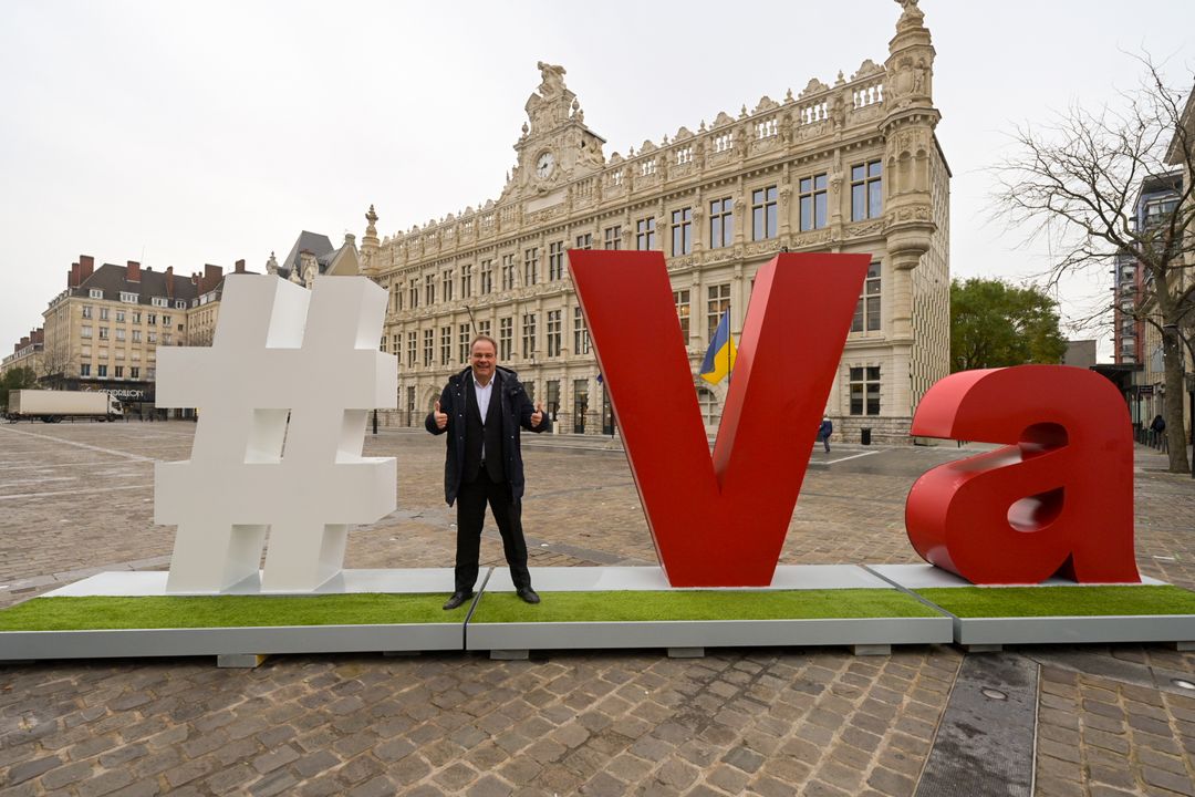 [ #Va ] Nouvel écrin pour le #Va ! Il a trouvé sa place sur la place d’Armes. Avec les festivités prévues vendredi et samedi, le #Va devient un lieu de RDV incontournable en centre-ville.
Une fois le week-end festif passé, le #Va sera installé devant l’Hôtel de Ville. 
+ d’infos 👇