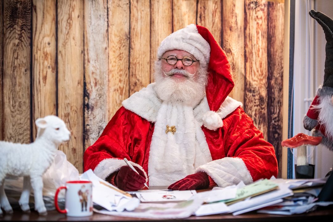 [🎄 MON NOËL A VALENCIENNES 🎅] C’est mercredi, venez avec vos petits lutins sur le marché de Noël, et n’oubliez pas ! plus que quelques jours pour déposer leur lettre au Père Noël 😉🎅