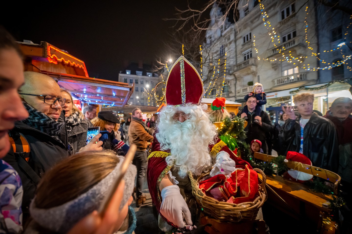 📅 Dimanche 10 décembre 

Saint-Nicolas distribuera des friandises accompagné par les Toons de Dutemple et les artistes du spectacle Etincelles…
A 17h30 – départ de l’Arsenal, rue de la paix, place d’Armes
A 19h00 – feu d’artifice 

* Les 6 & 9 décembre présence de Saint Nicolas dans la maison du Père Noël