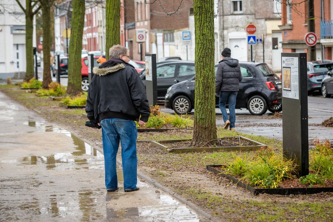 [PARCOURS CULTUREL] Venez explorer 👀 le nouveau parcours culturel de la place des Acacias ! 
👉 Cet espace offre un voyage à travers l’histoire de Valenciennes. Le parcours, parsemé de totems et de statues, illustre 12 étapes clés de l’évolution sociale, administrative, économique et architecturale de la ville. 
👉 Tout comme sur les autres parcours historiques de Valenciennes, chaque étape est complétée par un QR code. L’occasion d’accéder à des infos supplémentaires directement sur votre téléphone 😉