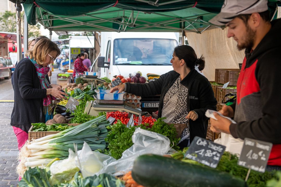 [🍏🍐🥔] Votre marché est de retour ce mercredi, place d’Armes. 
👉 Vos commerçants vous attendent 😉