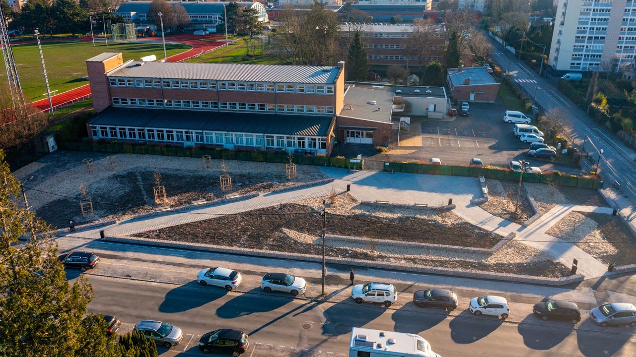 [VUE SUR] Voici le nouvel espace végétalisé de la Plaine de Mons. En attendant l’implantation prochaine des arbres, arbustes et plantes.
Ce lieu offre :
👉du mobilier urbain 
👉de nombreux bancs
👉des poubelles
👉des arceaux pour les vélos
ℹ Les travaux de l’avenue du 327e-RI débuteront à la fin du mois, au programme :
👉la réfection complète de la voirie et de l’éclairage, 
👉l’enfouissement des réseaux, 
👉l’ajout de pistes cyclables à double voie et de passages piétons sécurisés.
+ d’infos 👇