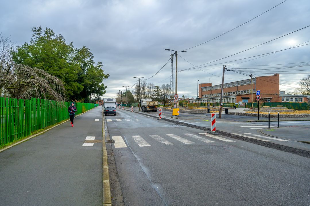 [INFOS] Les travaux sur l’avenue de la 327ème RI ont débuté par la réfection de l’assainissement. 
▶Suivront ensuite :
👉La mise en voie à sens unique 
👉L’intégration d’une piste cyclable bidirectionnelle
👉Places de stationnement, dont 2 places dédiées aux personnes à mobilité réduite. 
👉Les anciens candélabres seront remplacés par de l’éclairage LED, 
👉L’ensemble des réseaux sera enfoui. 
👉Végétalisation avec l’ajout de massifs plantés et d’arbres.