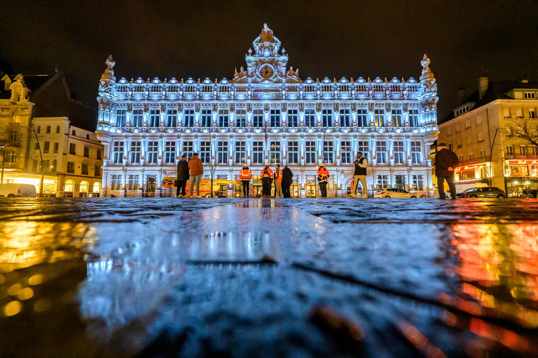 Les travaux de la nouvelle scénographie de la façade sont désormais terminés. Pour célébrer ce grand moment et partager cette réalisation avec le plus grand nombre, rendez-vous à deux événements exceptionnels :
𝐋𝐞 𝟐𝟐 𝐦𝐚𝐫𝐬 à 𝟐𝟎𝐡
Afin de fêter le printemps et de montrer toutes les potentialités de cette scénographie, une présentation de quinze minutes vous permettra de découvrir la façade magnifiée par de superbes jeux de lumière !
L𝐞 𝟖 𝐣𝐮𝐢𝐧 à 𝟐𝟐𝐡
Un vidéomapping vous sera proposé. Une projection animée, accompagnée de son et de lumière, transformera la façade en un spectacle visuel sans précédent !

#valenciennes_metropole #valenciennestourismeetcongres #hoteldeville #videomapping