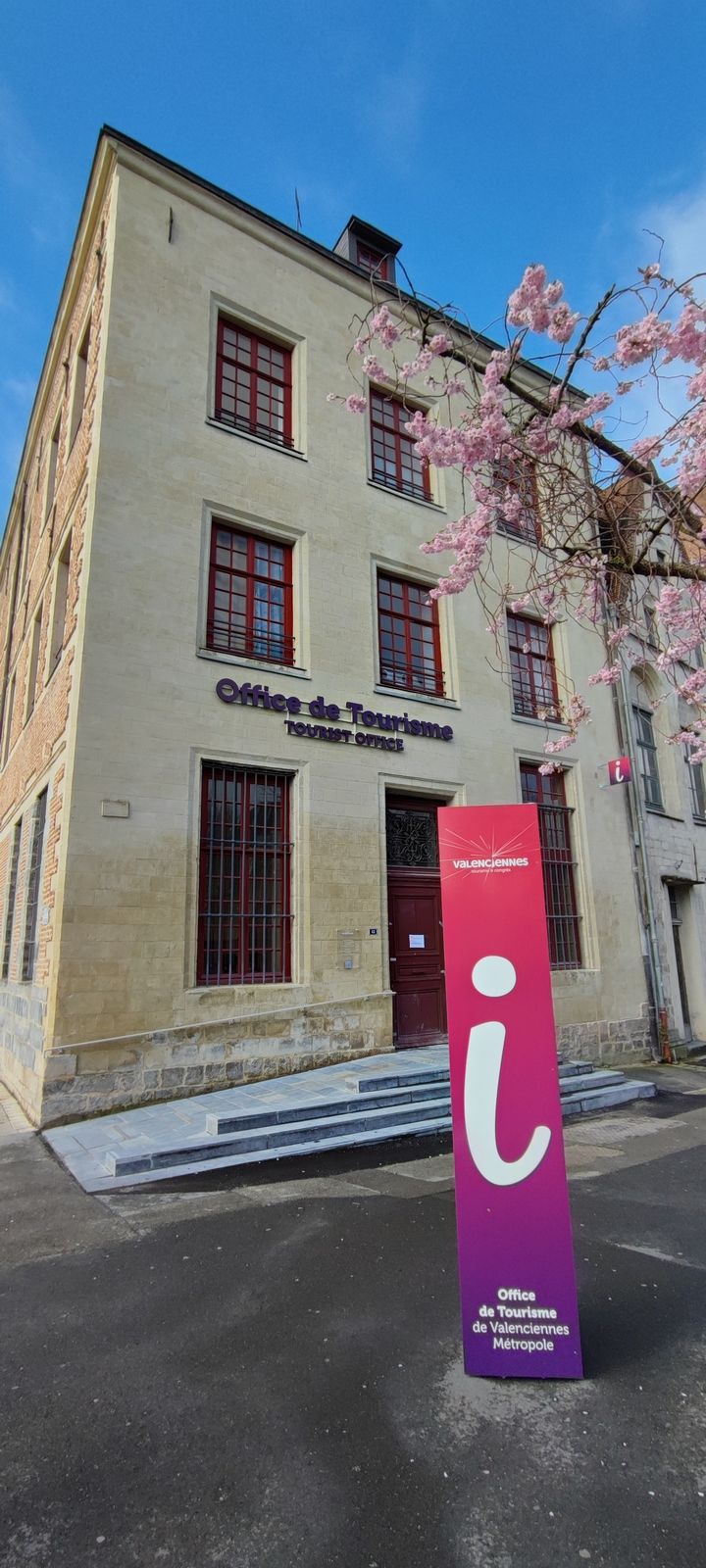 ✨Valenciennes Tourisme & Congrès✨
Afin de fêter comme il se doit la toute 1ère semaine d’ouverture du nouvel office de tourisme, la team de Valenciennes Tourisme & Congrès a le plaisir de vous accueillir en vous offrant un moment privilégié de découverte de son lieu d’accueil 🤩
📅 jusqu’au 6 avril, de 10h à 13h et de 14h à 18h
📍 RDV au « Mont de Piété » – 10 place Verte à Valenciennes 
Ils vous attendent nombreux !