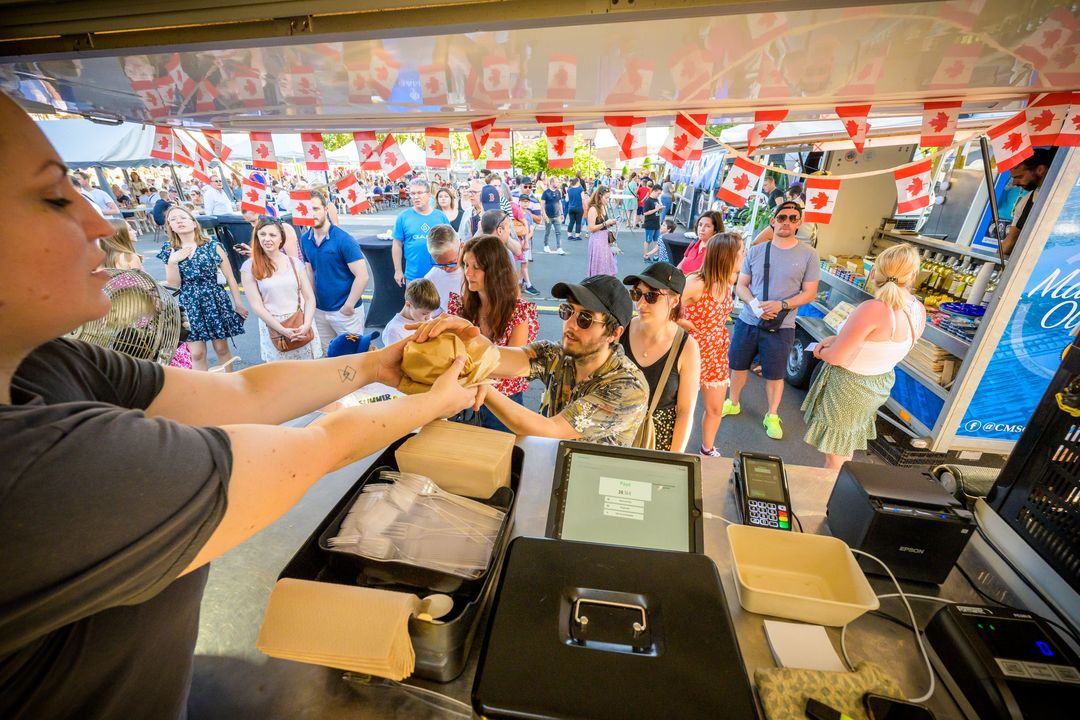 [😋J-3😋🍔🥙] La 3ème édition du « Street Food Festival » de Valenciennes s’installe au kiosque du musée des Beaux-Arts, samedi 1er et dimanche 2 juin.
🔸 Vous pourrez retrouver ou découvrir vos restaurateurs locaux préférés pour un tour du monde culinaire ! 🤩
🆕 Pour cette édition, le kiosque sera la scène d’une animation musicale🎸. Avec le soutien de la FLAC – Fédération Locale Alternative Culturelle, les organisateurs Valenciennes Street Food Festival vous ont concocté un menu sonore aux petits oignons 😉
🔸 Au programme :
>Bar sur place (bières, vins, softs)
>Châteaux gonflables, 🏰🎲
>Performances artistiques 🕺🎨 
ℹ️ Toutes les infos sur l’événement 👉 https://www.facebook.com/events/975161664323502/