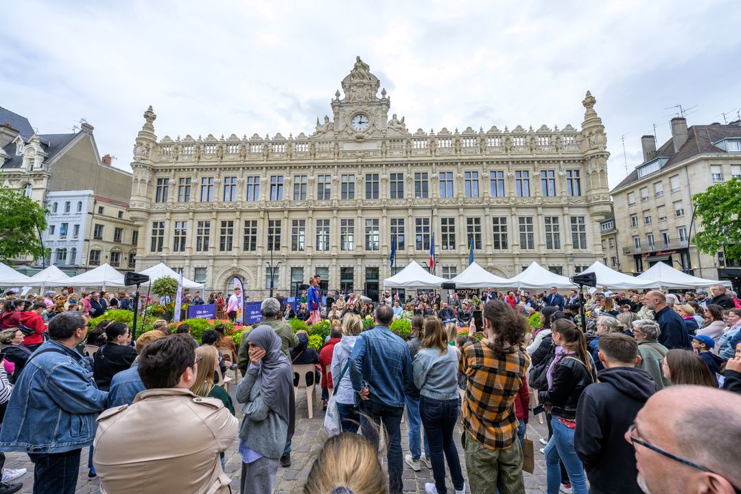 [RETOUR EN IMAGES] Sur place à la mode, une journée dédiée à l’univers de la mode notamment avec un village de la mode où les commerçants valenciennois ont eu l’occasion de présenter leur collection de prêt-à-porter et d’accessoires.
Les Boutiques de Valenciennes Fédération des Boutiques de Valenciennes