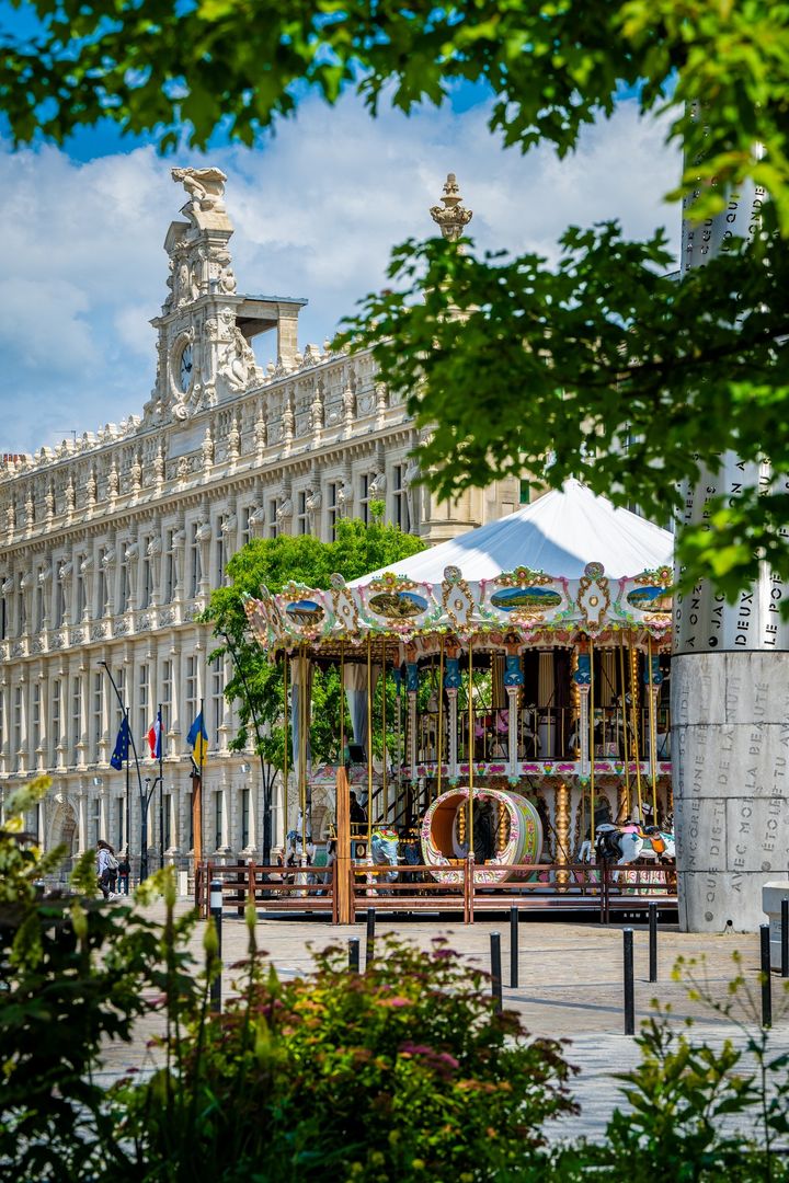[🎠🆕🎠] Une petite nouveauté est arrivée sur la place d’Armes 🤩
Un magnifique carrousel est prêt à vous accueillir tous les jours jusqu’à la fin du mois d’août de 14h à 20h (le mercredi de 10h à 20h)
ℹ Tarif : 1🎠3€ – 4🎠10€ – 10🎠20€