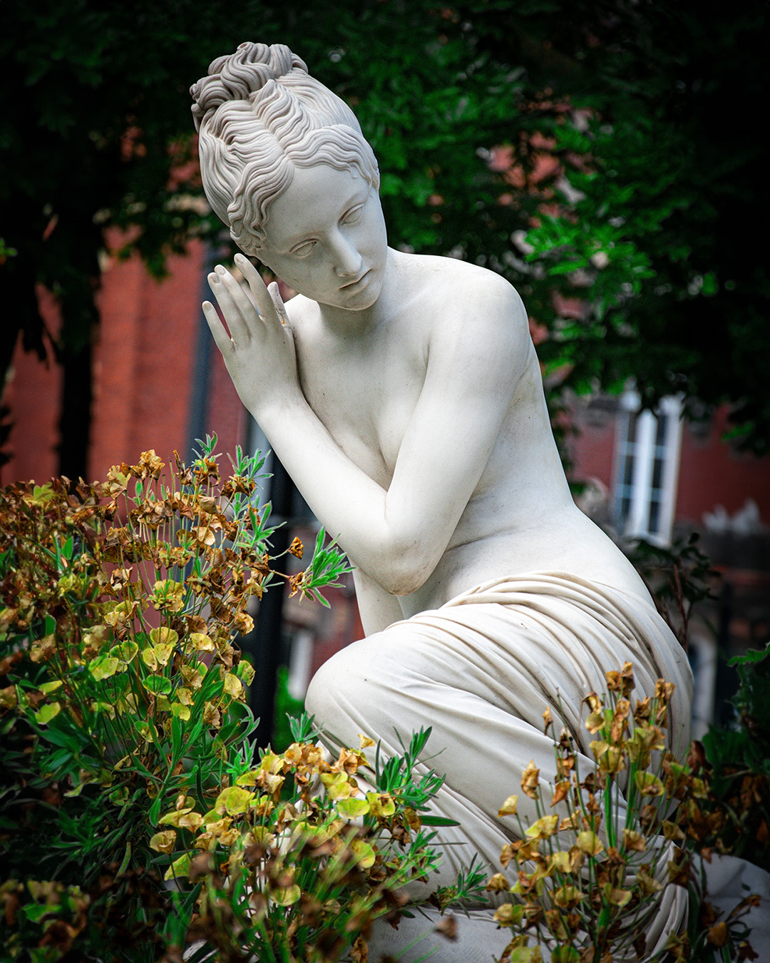Sculpture de marbre « Jeune fille effrayée par une vipère » 
📍 Boulevard Watteau

#valenciennes #valenciennes_maville #valenciennesmetropole #oeuvre #scuplture #henrilemaire #valenciennestourismeetcongres #igersvalenciennes #nord #tlvi #touslesvalenciennesici #hautsdefrance #nordmylove #nordtourisme #hdf_en_photos #departement59 #nordpasdecalais