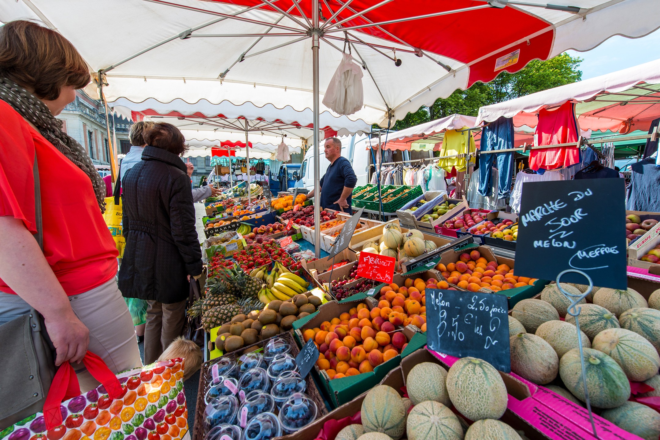 [INFO] En raison des animations
gratuites « Les Estivales ⛱ » organisées par la ville, le
marché bihebdomadaire 🍓🍏 qui se tient
habituellement sur la place d’Armes et la place du
Commerce, sera transféré Square Gosset, du 31 juillet
au 7 août 2024.

👉 Le marché sera de retour place d’Armes à compter
du mercredi 14 août 2023.

#valenciennes_maville #information #marché
#marchébihebdomadaire