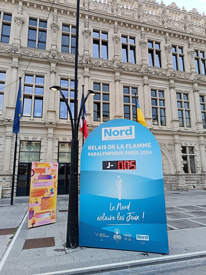 [🔥J-5 RELAIS DE LA FLAMME🔥] 𝗥𝗗𝗩 𝗱𝗶𝗺𝗮𝗻𝗰𝗵𝗲 𝗽𝗼𝘂𝗿 𝗮𝗰𝗰𝘂𝗲𝗶𝗹𝗹𝗶𝗿 𝗲𝗻𝘀𝗲𝗺𝗯𝗹𝗲 𝗹𝗮 𝗙𝗹𝗮𝗺𝗺𝗲 𝗣𝗮𝗿𝗮𝗹𝘆𝗺𝗽𝗶𝗾𝘂𝗲 de #Paris2024. 
👉Préparez-vous donc pour une journée de fête 🎉 qui débutera avec l’ouverture, sur la place d’Armes, du village de la flamme dès 14h. 
👉𝑨̀ 𝒑𝒂𝒓𝒕𝒊𝒓 𝒅𝒆 15𝒉20, 24 𝒓𝒆𝒍𝒂𝒚𝒆𝒖𝒓𝒔 𝒑𝒐𝒓𝒕𝒆𝒓𝒐𝒏𝒕 𝒍𝒂 𝒇𝒍𝒂𝒎𝒎𝒆 à travers la ville, où vous pourrez découvrir tout au long du parcours de nombreuses animations et démonstrations organisées avec les partenaires et les associations locales. 
👉𝑨̀ 17𝒉, 𝒍’𝒂𝒍𝒍𝒖𝒎𝒂𝒈𝒆 𝒅𝒖 𝒄𝒉𝒂𝒖𝒅𝒓𝒐𝒏 par le dernier relayeur marquera le point culminant de cette journée !
𝐎𝐧 𝐯𝐨𝐮𝐬 𝐚𝐭𝐭𝐞𝐧𝐝 𝐧𝐨𝐦𝐛𝐫𝐞𝐮𝐱 !
ℹ + d’infos sur le parcours, la circulation, le stationnement et la programmation 👉https://terredesports.valenciennes.fr/relais-de-la-flamme/village-de-la-flamme/