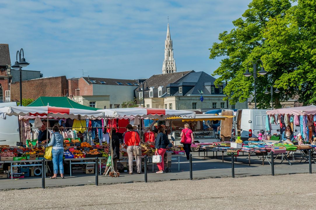 [RAPPEL😉😉] N’oubliez pas mercredi votre marché 🍓🍏 se tiendra square Gosset en raison des animations gratuites « ⛱ Les Estivales ⛱  » organisées par la ville sur la place d’Armes.
👉 Vos commerçants vous attendent nombreux 😉