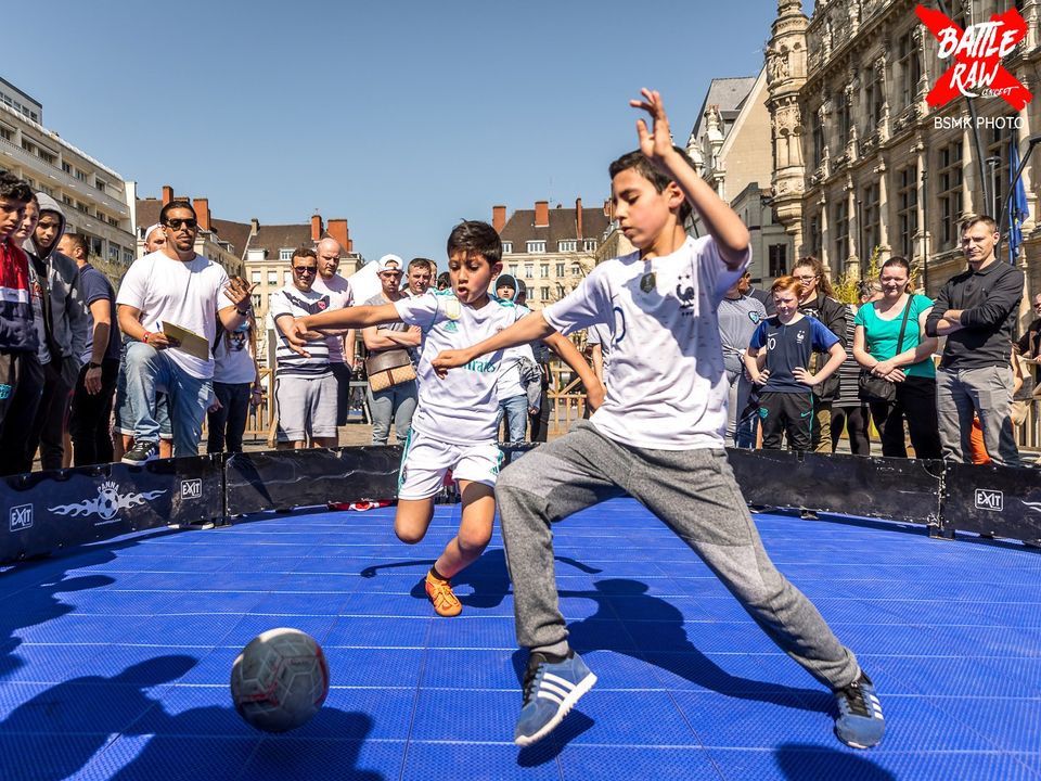 [😎⛱𝗡𝗢𝗦 𝗤𝗨𝗔𝗥𝗧𝗜𝗘𝗥𝗦 𝗗’𝗘́𝗧𝗘́🤩🌞] RDV vendredi 9 août, place d’Armes
🔹 de 14h à 18h30 pour découvrir la démo de Break dance par la compagnie Cie Niya  
🔹 de 16h à 18h pour assister au spectacle humoristique de rue « Championnat du monde d’Aquatisme » par la compagnie la Bugne

 ℹ Pour + d’infos :
𝗩𝗼𝗶𝗰𝗶 𝗹𝗲 𝗹𝗶𝗲𝗻 𝗱𝗲 𝗹’𝗲́𝘃𝗲́𝗻𝗲𝗺𝗲𝗻𝘁 : https://www.facebook.com/share/eJtDxWM5QKpX53rk/
𝗣𝗿𝗼𝗴𝗿𝗮𝗺𝗺𝗲 𝗱𝗲𝘀 𝗾𝘂𝗮𝗿𝘁𝗶𝗲𝗿𝘀 𝗱’𝗲́𝘁𝗲́ : https://www.valenciennes.fr/agenda/nos-quartiers-dete/