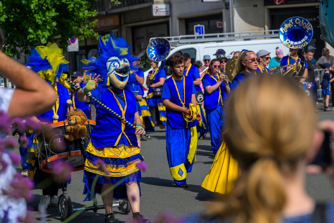 En ce jour de reprise pour les enfants nous leur souhaitons une belle rentrée scolaire, et quoi de mieux qu’un retour en images sur les « folies de Binbin » pour leur donner du baume au coeur.
Alors c’est parti 1 – 2- 3 confettis, couleurs chatoyantes, sourires, paillettes …