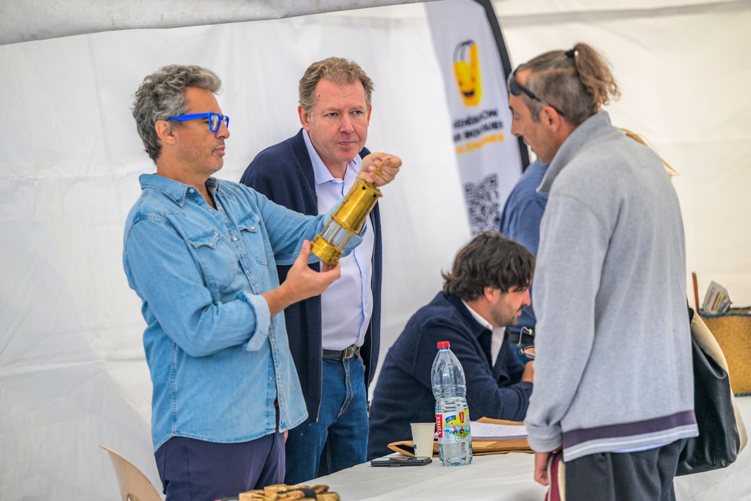 [RETOUR EN 📸] sur la brocante des antiquaires qui s’est déroulée lundi 9 septembre sur la place d’Armes en présence de Julien Cohen et de Clément Anger, de l’émission Affaire conclue.