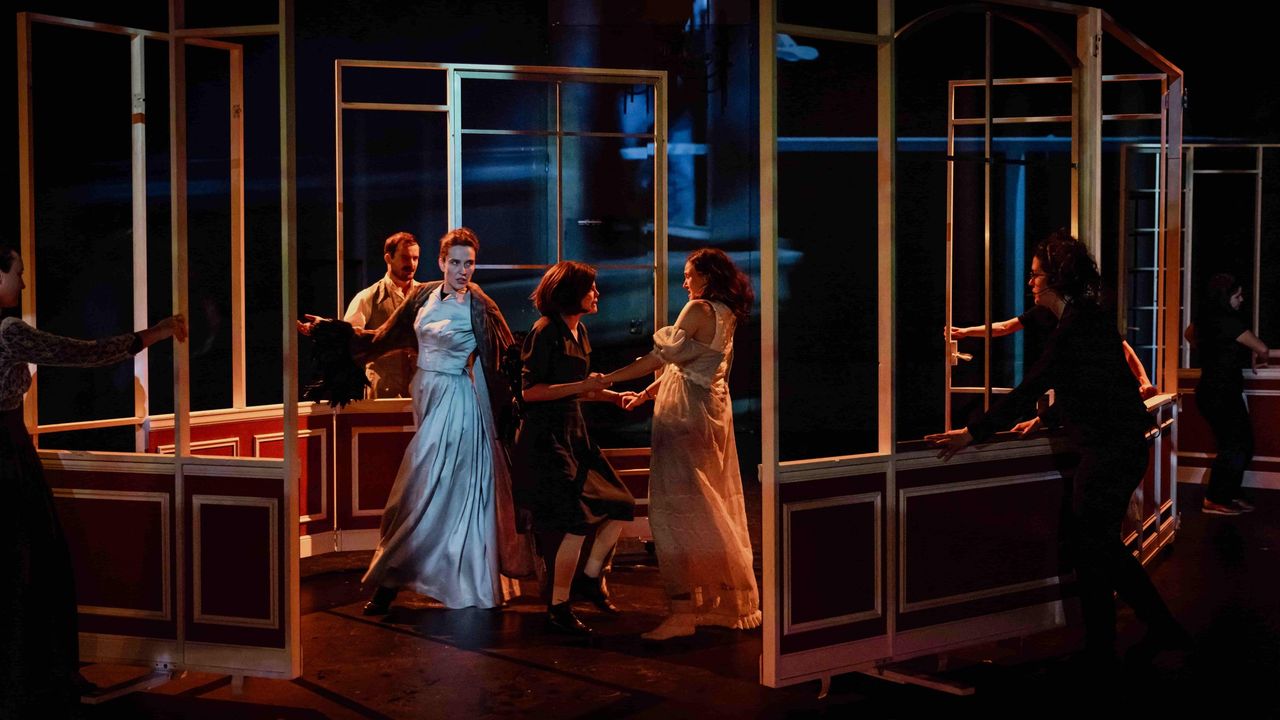 [🎭 NEXT FESTIVAL 🎭] Le festival vous propose « 𝗟𝗲𝘀 𝗳𝗼𝗿𝗰𝗲𝘀 𝘃𝗶𝘃𝗲𝘀 », une mise en scène des mémoires de Simone de Beauvoir. 
Ce spectacle inédit retrace les différentes étapes de la vie de Simone de Beauvoir. 
✨ 𝐴 𝑛𝑒 𝑟𝑎𝑡𝑒𝑟 𝑠𝑜𝑢𝑠 𝑎𝑢𝑐𝑢𝑛 𝑝𝑟𝑒́𝑡𝑒𝑥𝑡𝑒 !
🔹RDV  Le Phénix scène nationale Valenciennes pôle européen de création – Grand théâtre
📆 Vendredi 8 novembre à 19h
📆 Samedi 9 novembre à 16h

ℹ Pour en découvrir davantage sur ce spectacle incroyable et réserver votre place 👉 https://nextfestival.eu/fr/events/les-forces-vives