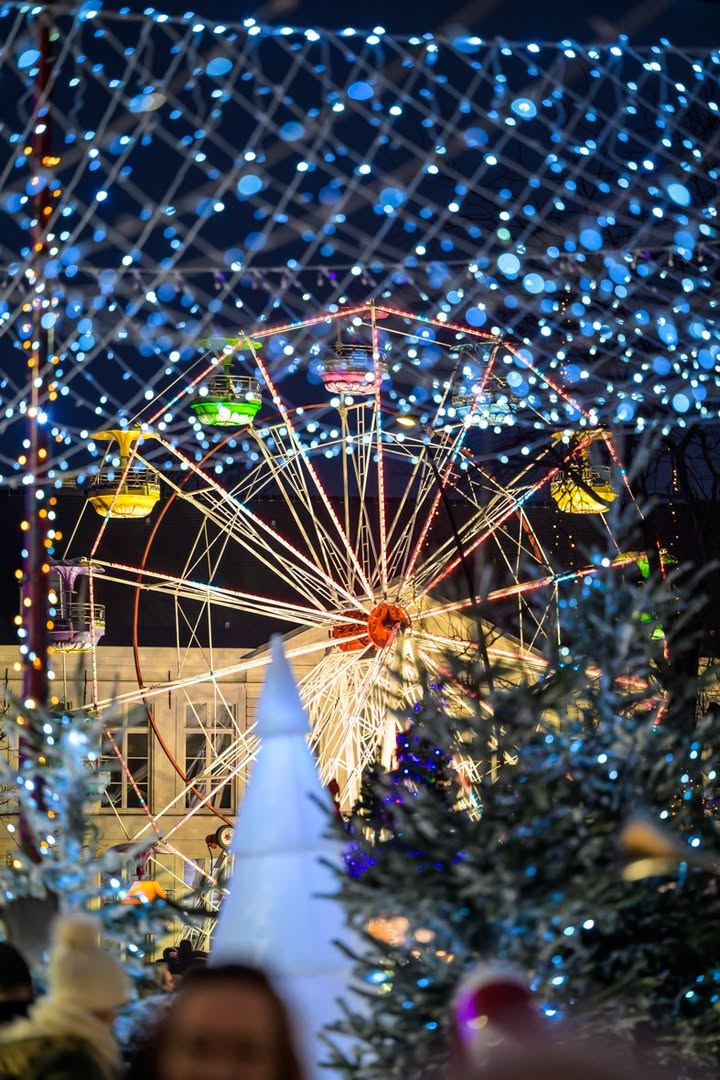 [🎅🎄 PLACE À NOËL 🎅🎄 ] ✨ Demain c’est le jour des petits ! Si vous ne savez pas comment occuper vos bouts de chou, ne cherchez plus ! RDV sur le village de Noël de Valenciennes ouvert jusque 20h.
▶️ Ils pourront profiter des manèges de Noël et… des tas de gourmandises n’attendent qu’à être dévorées 😋😉
🎅 Voici le lien vers l’événement 👉 https://fb.me/e/2edNlJuRc
👉 Le site de la ville : https://www.valenciennes.fr/place-a-noel/