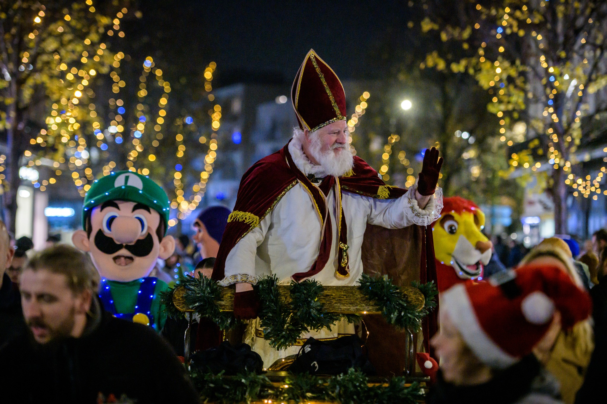 [Place à Noël] Dimanche 8 décembre, Saint-Nicolas et son âne déambuleront dans les rues de Valenciennes pour distribuer des friandises. 
Ils seront accompagnés de chevaux lumineux, de la fanfare de Dutemple et ses Toons.

Départ de la parade à 17h depuis le passage de l’Arsenal

#noel #noel_a_valenciennes #valenciennesmetropole #valenciennestourisme #festivités #illuminationsdenoel #chalet #touslesvalenciennoisici #tlvi #nordpasdecalais #hdf_en_photos #hautsdefrance #departement59 #monnordenor #igersvalenciennes #Nord #nordmylove