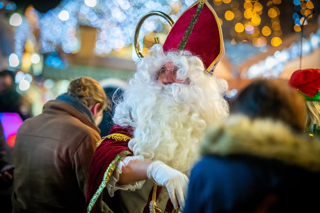 [🎅🎄PLACE À NOËL🎄🎅] ✨ 𝗝𝗼𝘆𝗲𝘂𝘀𝗲 𝗦𝗮𝗶𝗻𝘁 𝗡𝗶𝗰𝗼𝗹𝗮𝘀 ✨
✨ 𝗗𝗶𝗺𝗮𝗻𝗰𝗵𝗲 𝟴 𝗱𝗲́𝗰𝗲𝗺𝗯𝗿𝗲, 𝗦𝗮𝗶𝗻𝘁 𝗡𝗶𝗰𝗼𝗹𝗮𝘀 𝗼𝗳𝗳𝗿𝗲 𝗮𝘂𝘅 𝗽𝗲𝘁𝗶𝘁𝘀 𝗰𝗼𝗺𝗺𝗲 𝗮𝘂𝘅 𝗴𝗿𝗮𝗻𝗱𝘀 𝘂𝗻𝗲 𝗯𝗲𝗹𝗹𝗲 𝗽𝗮𝗿𝗮𝗱𝗲. 
📆 RDV dimanche 8 décembre à 17h au départ de l’Arsenal.
👉𝗔𝘂 𝗽𝗿𝗼𝗴𝗿𝗮𝗺𝗺𝗲 : 
🌟 Saint Nicolas accompagné de son âne distribuera des friandises. 
🌟 Des chevaux lumineux viendront illuminer cette parade féérique. 
🌟 Vous les attendez tous avec impatience 😉 Les Tonns seront présents avec la fanfare de Dutemple.
ℹ️ 𝗣𝗼𝘂𝗿 𝗻𝗲 𝗿𝗶𝗲𝗻 𝗿𝗮𝘁𝗲𝗿 𝗱𝗲𝘀 𝗮𝗻𝗶𝗺𝗮𝘁𝗶𝗼𝗻𝘀 « 𝗣𝗹𝗮𝗰𝗲 𝗮̀ 𝗡𝗼𝗲̈𝗹 » 
👉𝗟𝗶𝗲𝗻 𝗱𝗲 𝗹’𝗲́𝘃𝗲́𝗻𝗲𝗺𝗲𝗻𝘁 : https://fb.me/e/2edNlJuRc
👉𝗟𝗮 𝗽𝗿𝗼𝗴𝗿𝗮𝗺𝗺𝗮𝘁𝗶𝗼𝗻 : https://www.valenciennes.fr/place-a-noel/
